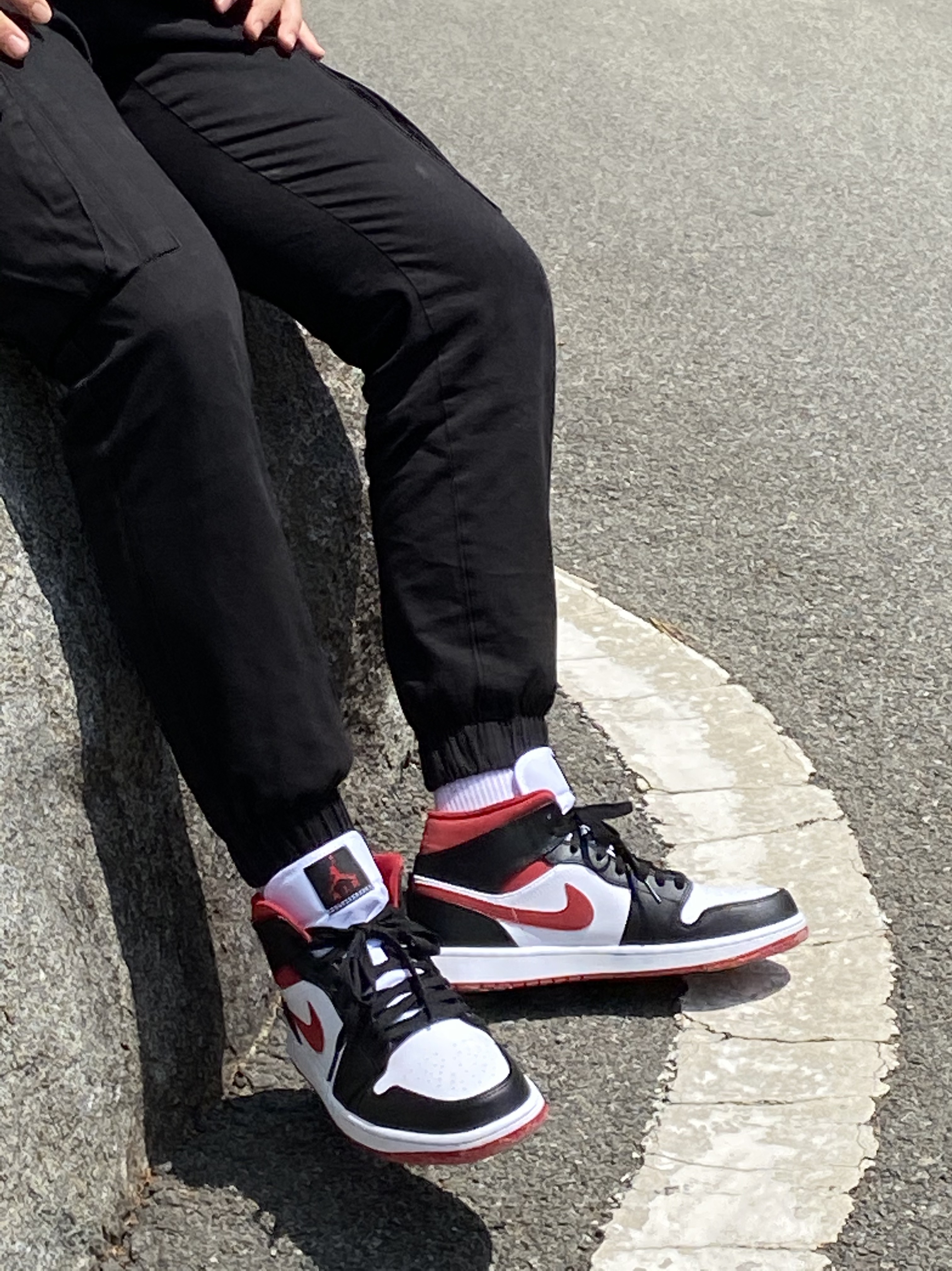 Jordan 1 Mid Gym Red Black White 착용 스타일 - 2