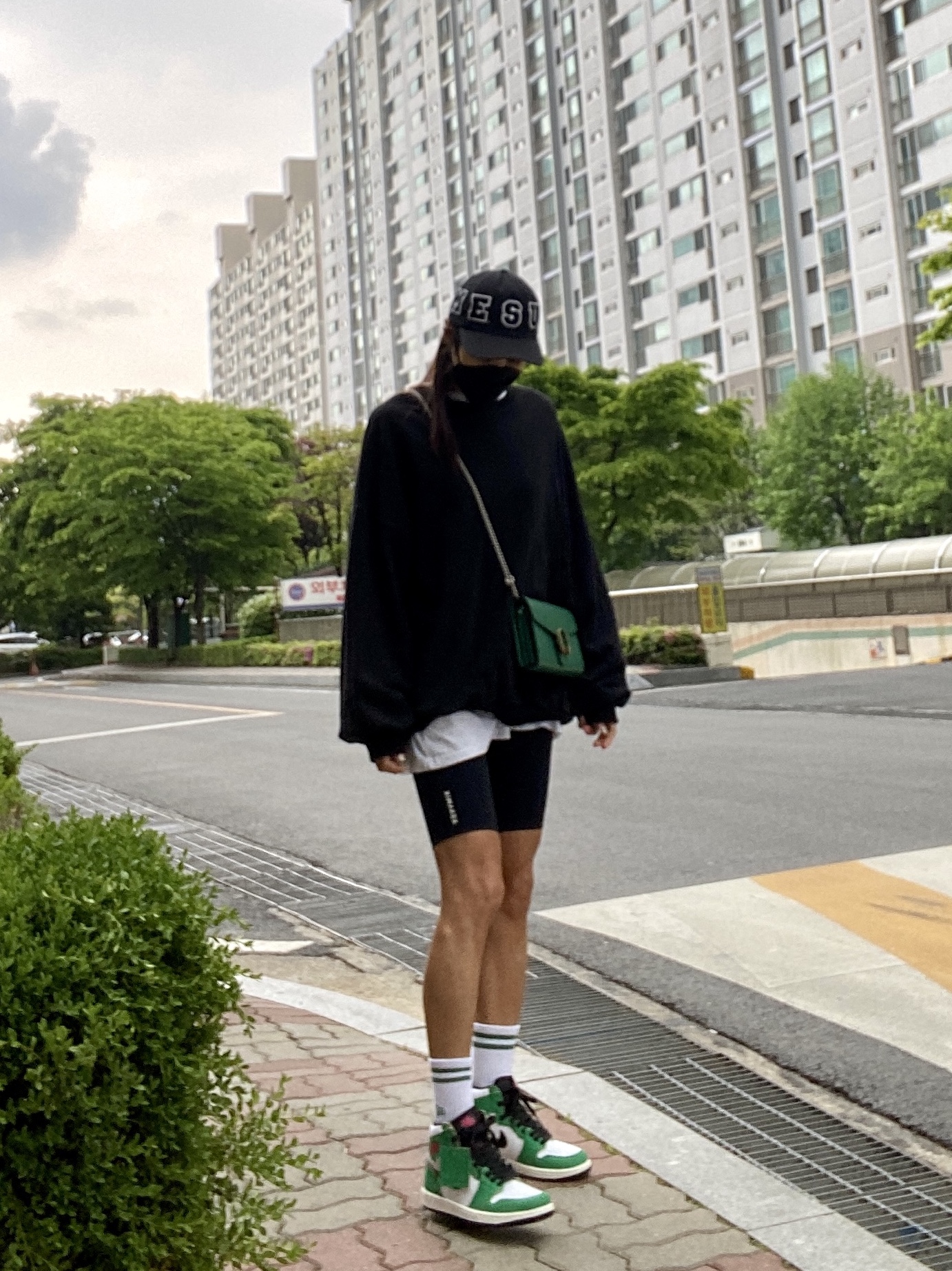 (W) Jordan 1 Retro High OG Lucky Green, Supreme Spellout 6-Panel Black - 21SS 착용 스타일 - 3