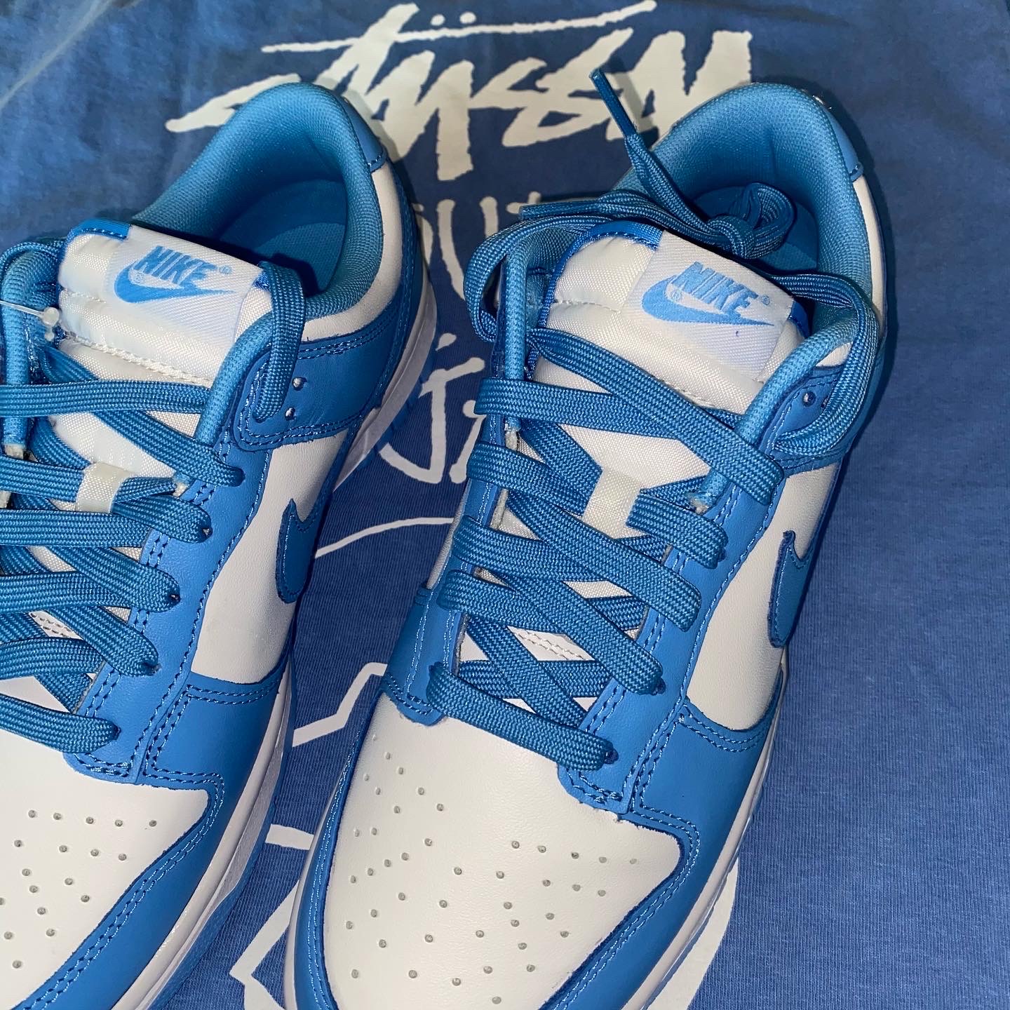 Jordan 1 Retro High OG University Blue, Stussy x Our Legacy Surfman T-Shirt Blue - 21SS 착용 스타일 - 3