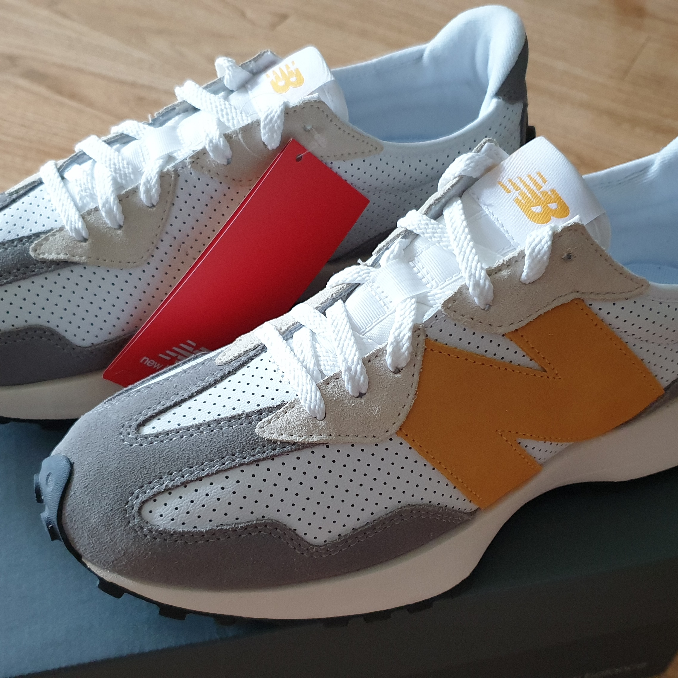 New Balance 327 Grey Yellow - JD Sports Exclusive 착용 스타일 - 5