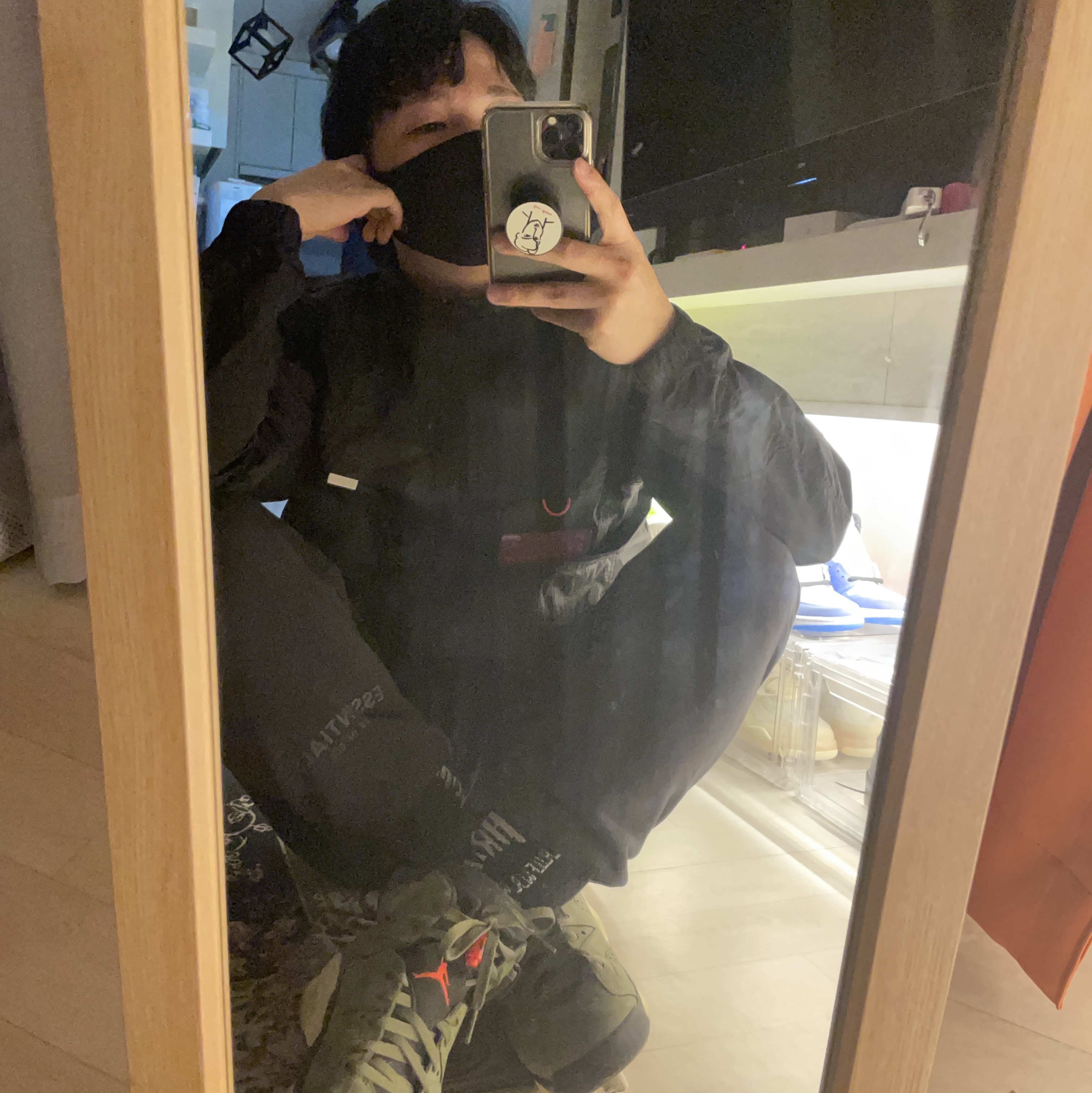 Jordan 6 x Travis Scott Retro Olive, Jordan 1 Retro High OG University Blue 착용 스타일