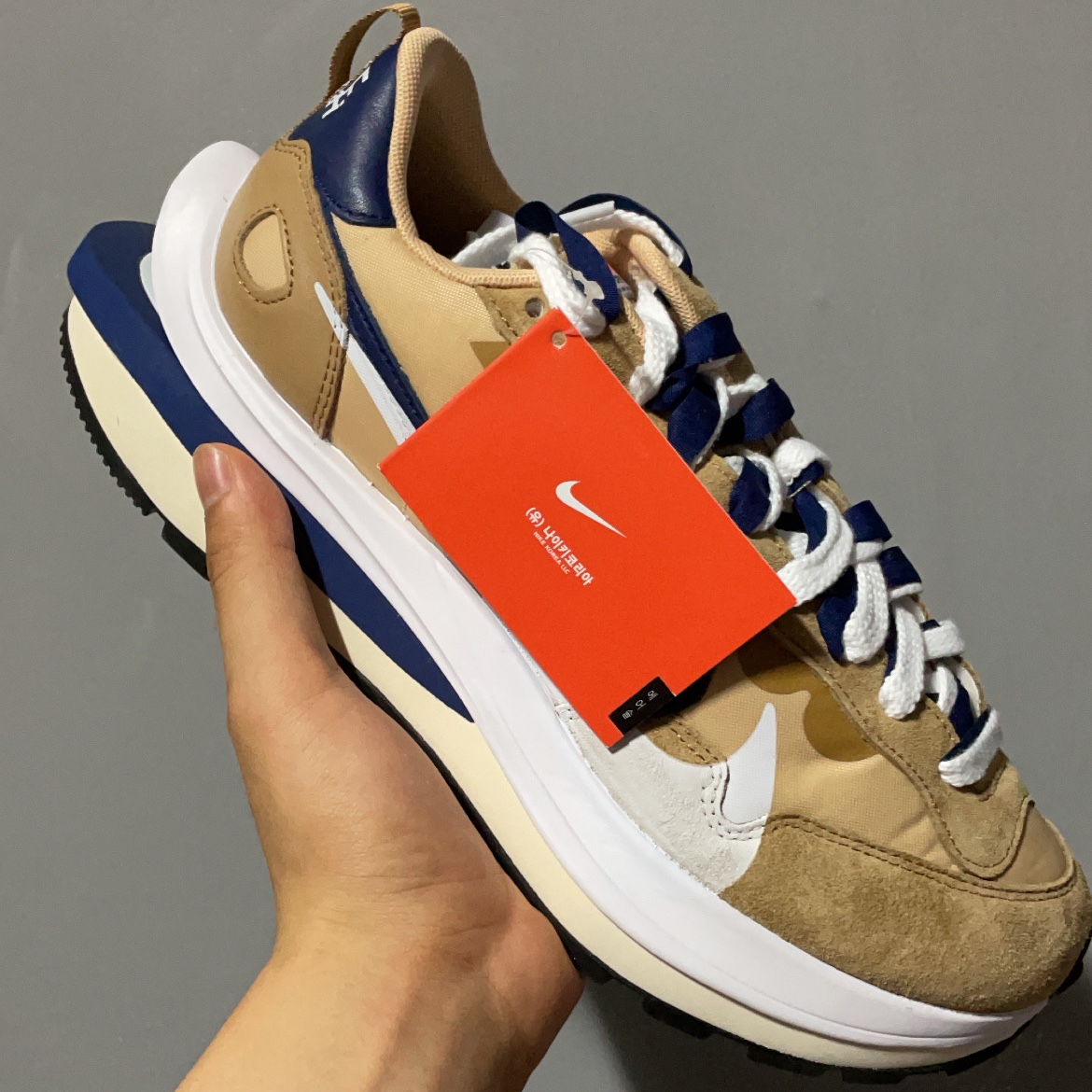 Nike x Sacai VaporWaffle Sesame and Blue Void 착용 스타일