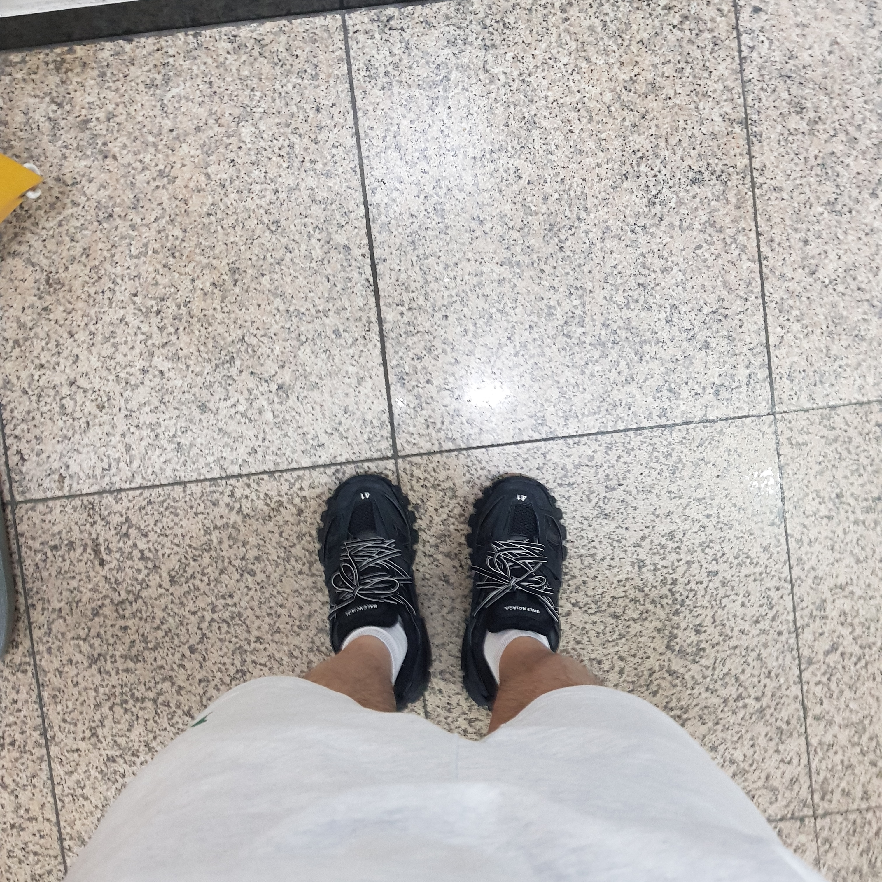 Balenciaga Track Sneakers Triple Black, Nike Air Force 1 '07 LV8 Dusty Blue 착용 스타일 - 1