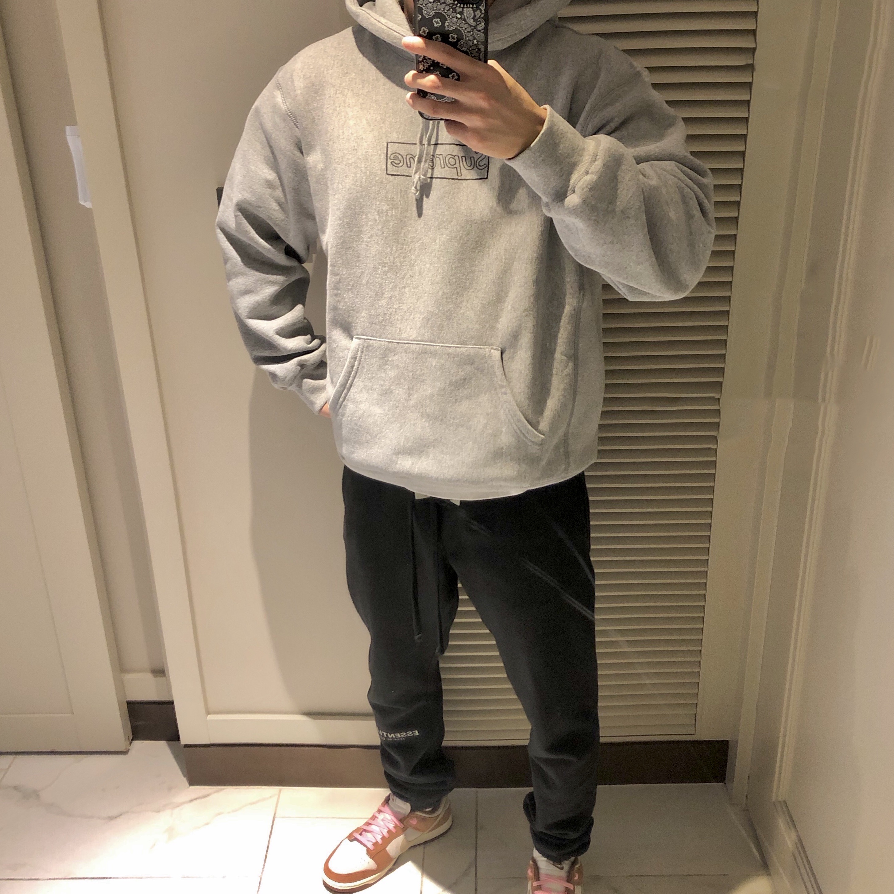 Essentials Sweatpants Dark Slate/Black 2020 착용 스타일