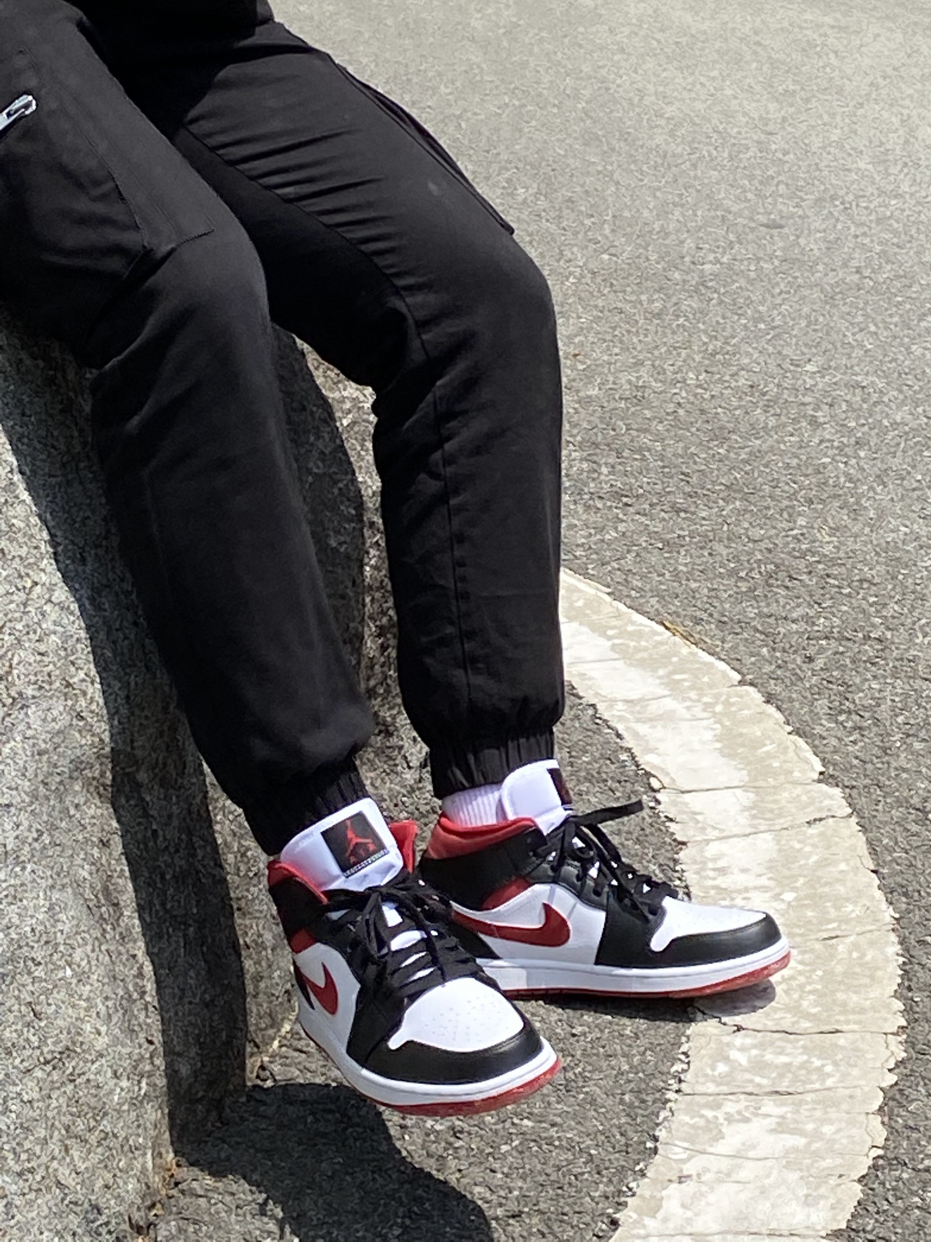 Jordan 1 Mid Gym Red Black White 착용 스타일 - 3