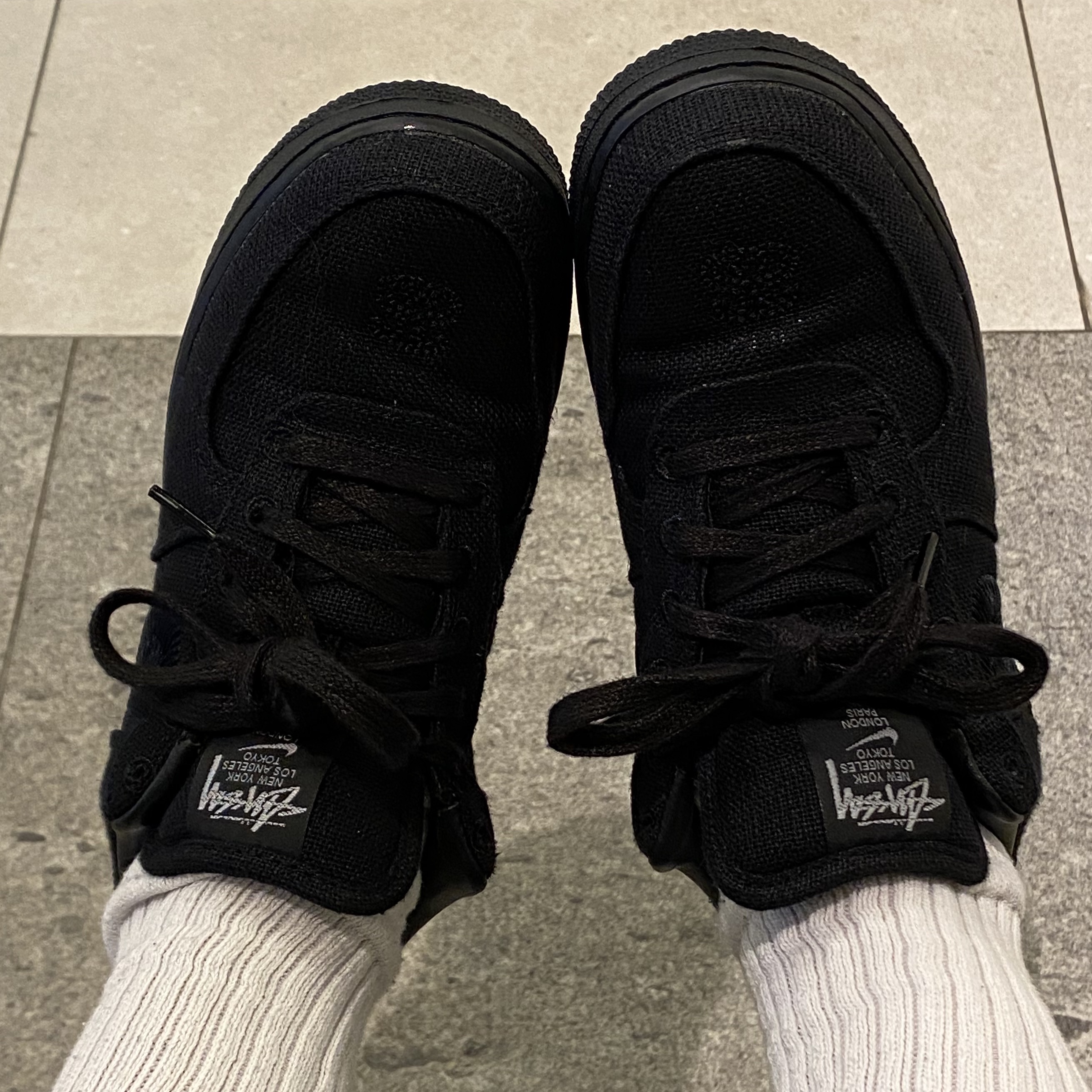 Nike x Stussy Air Force 1 Low Triple Black 착용 스타일 - 3