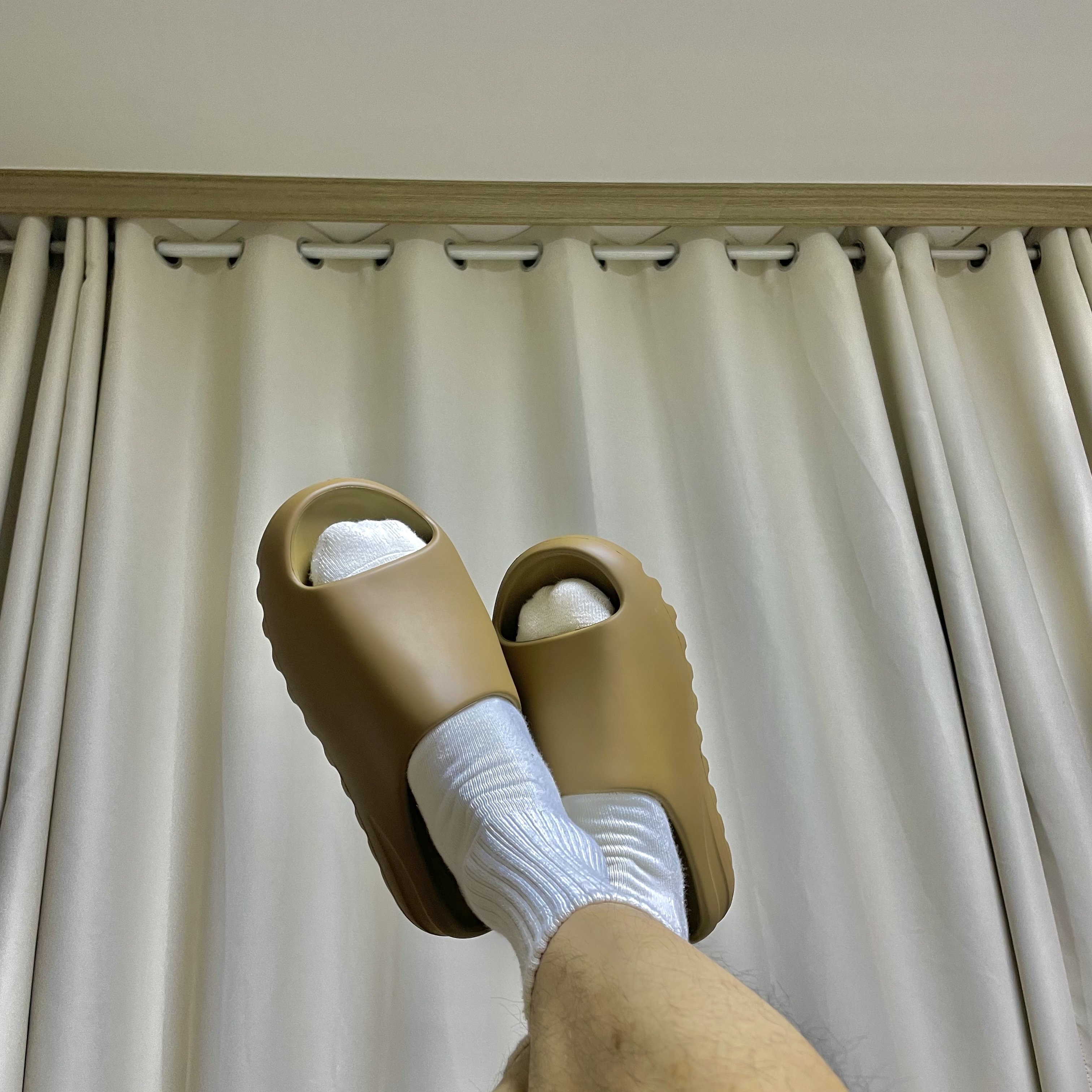 Adidas Yeezy Slide Core 2021 착용 스타일 - 2