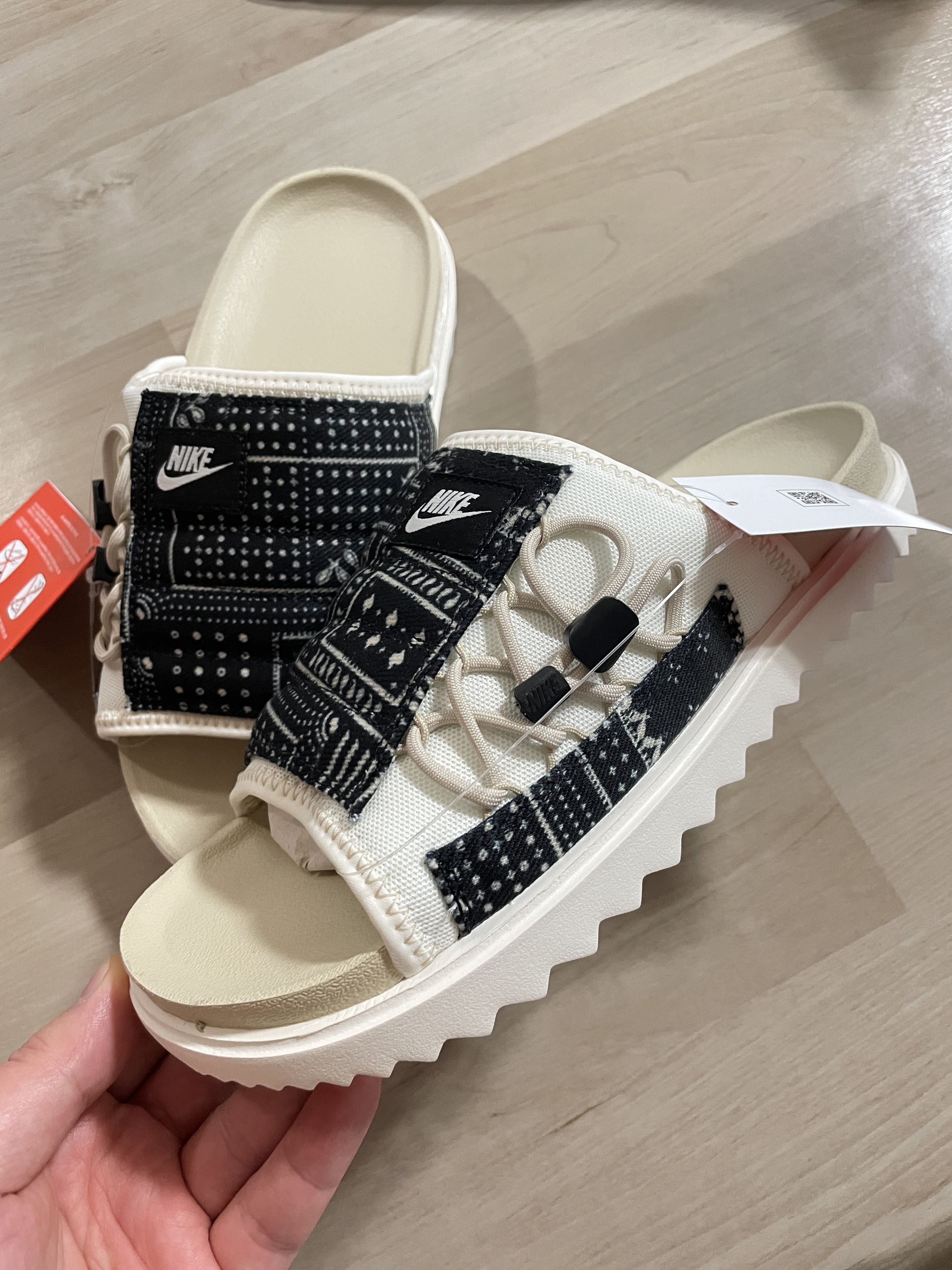 Nike Asuna Slide Pale Ivory Rattan 착용 스타일