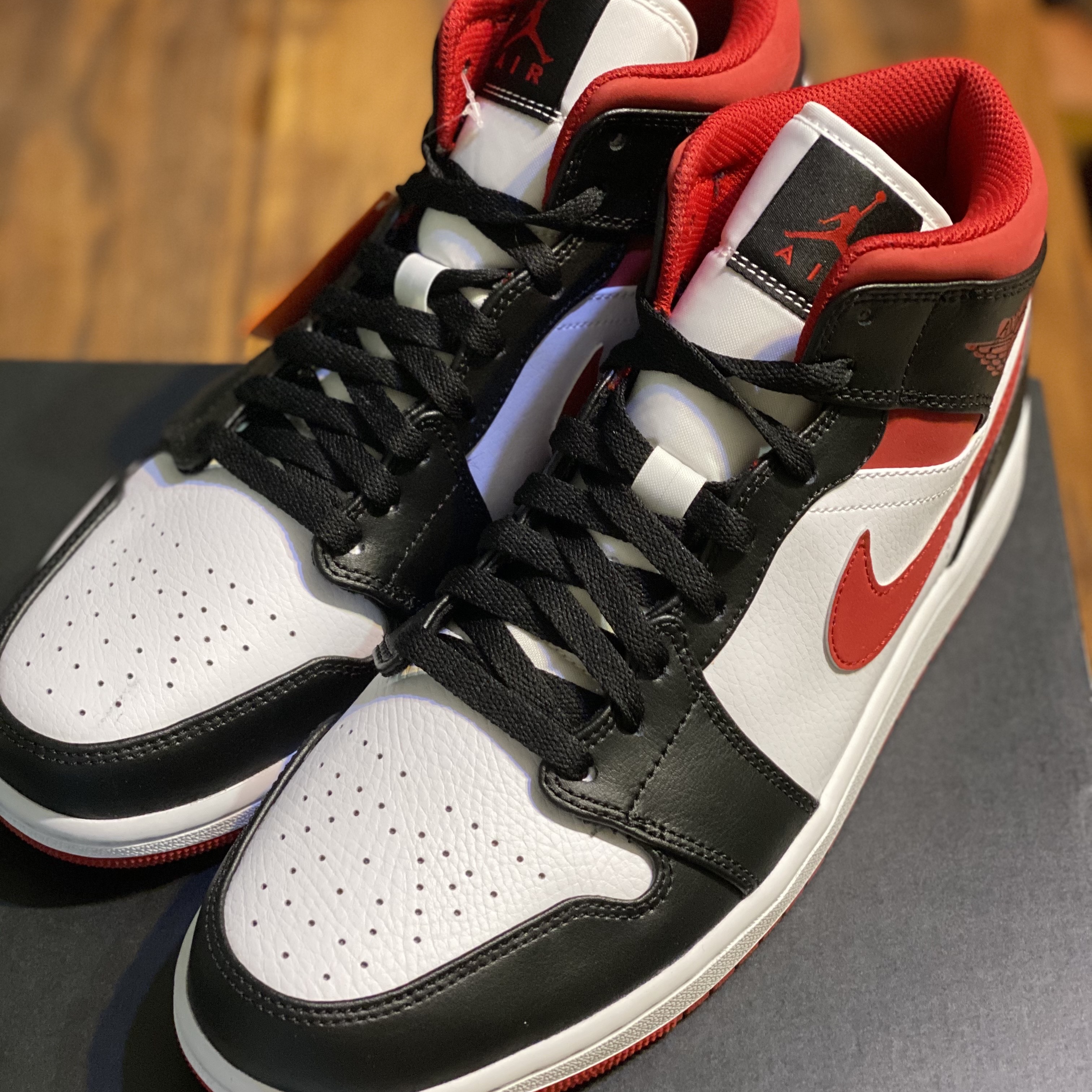 Jordan 1 Mid Gym Red Black White 착용 스타일 - 1