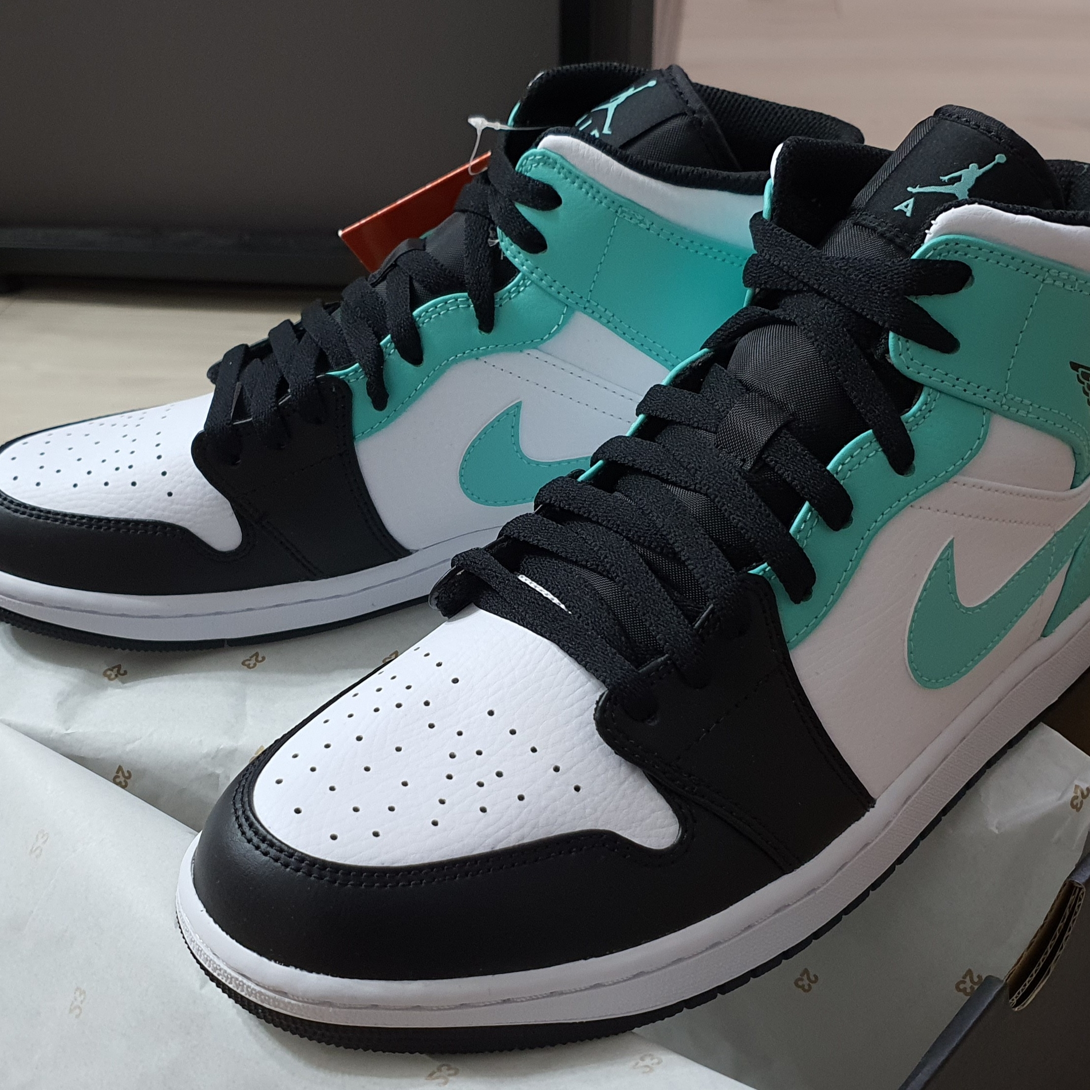 Jordan 1 Mid Tropical Twist 착용 스타일 - 2