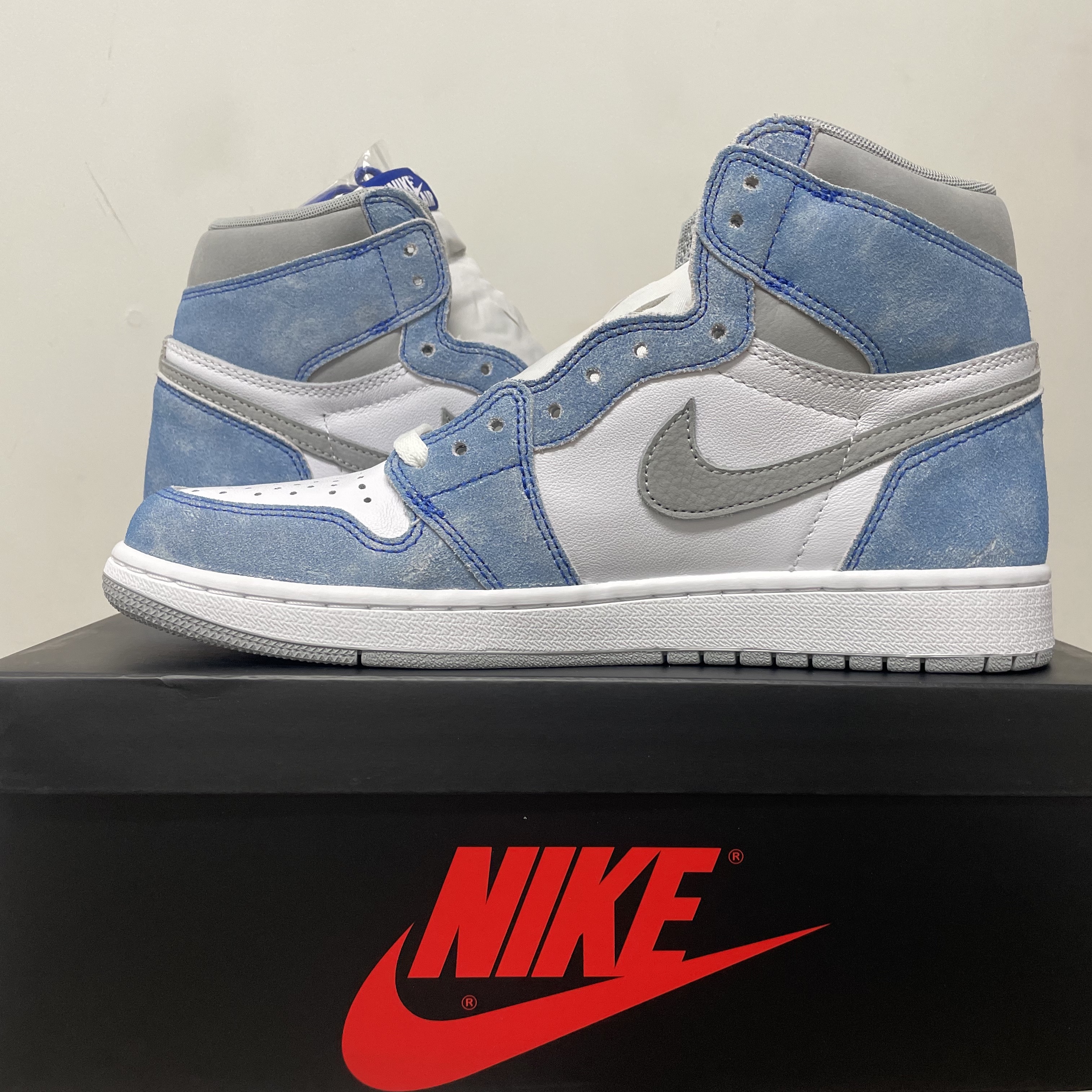 Jordan 1 Retro High OG Hyper Royal 착용 스타일