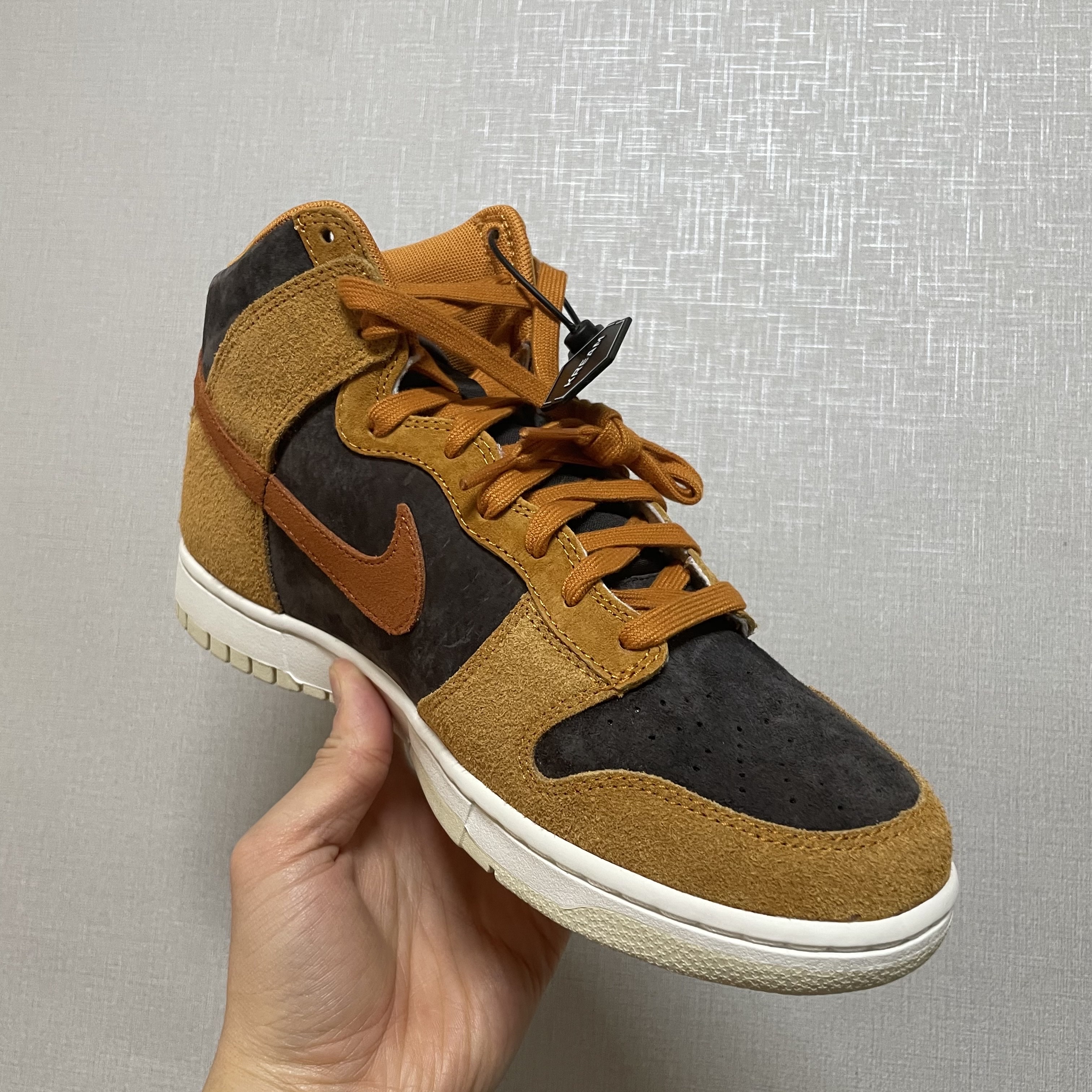 Nike Dunk High Retro PRM Dark Curry 착용 스타일