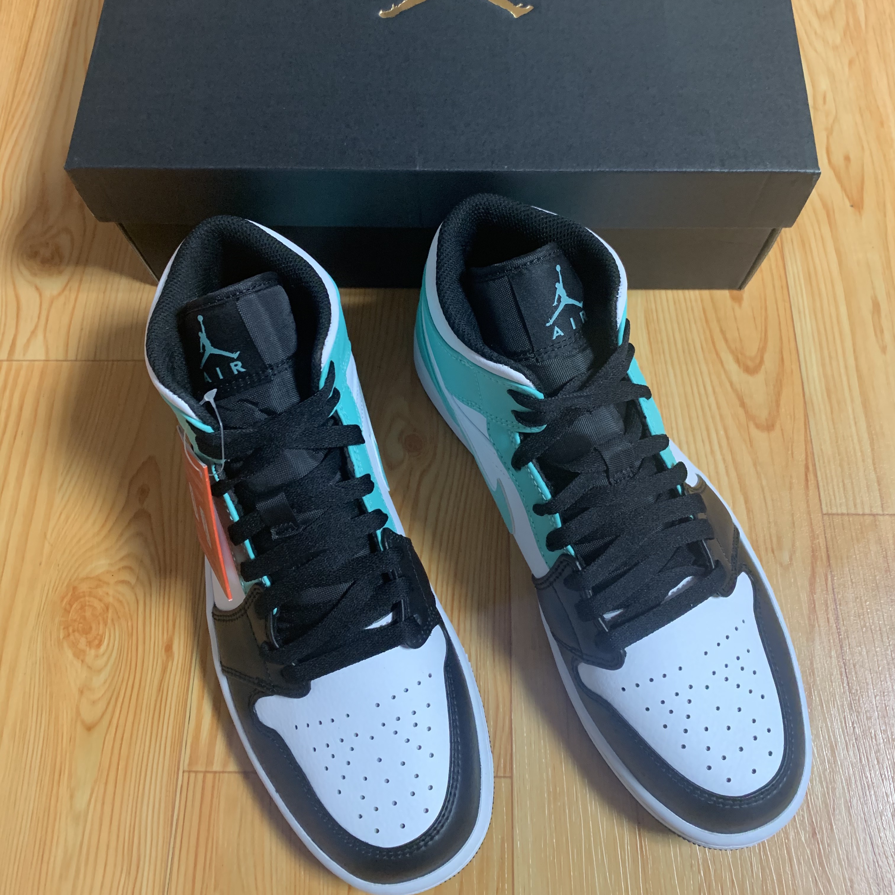 Jordan 1 Mid Tropical Twist 착용 스타일