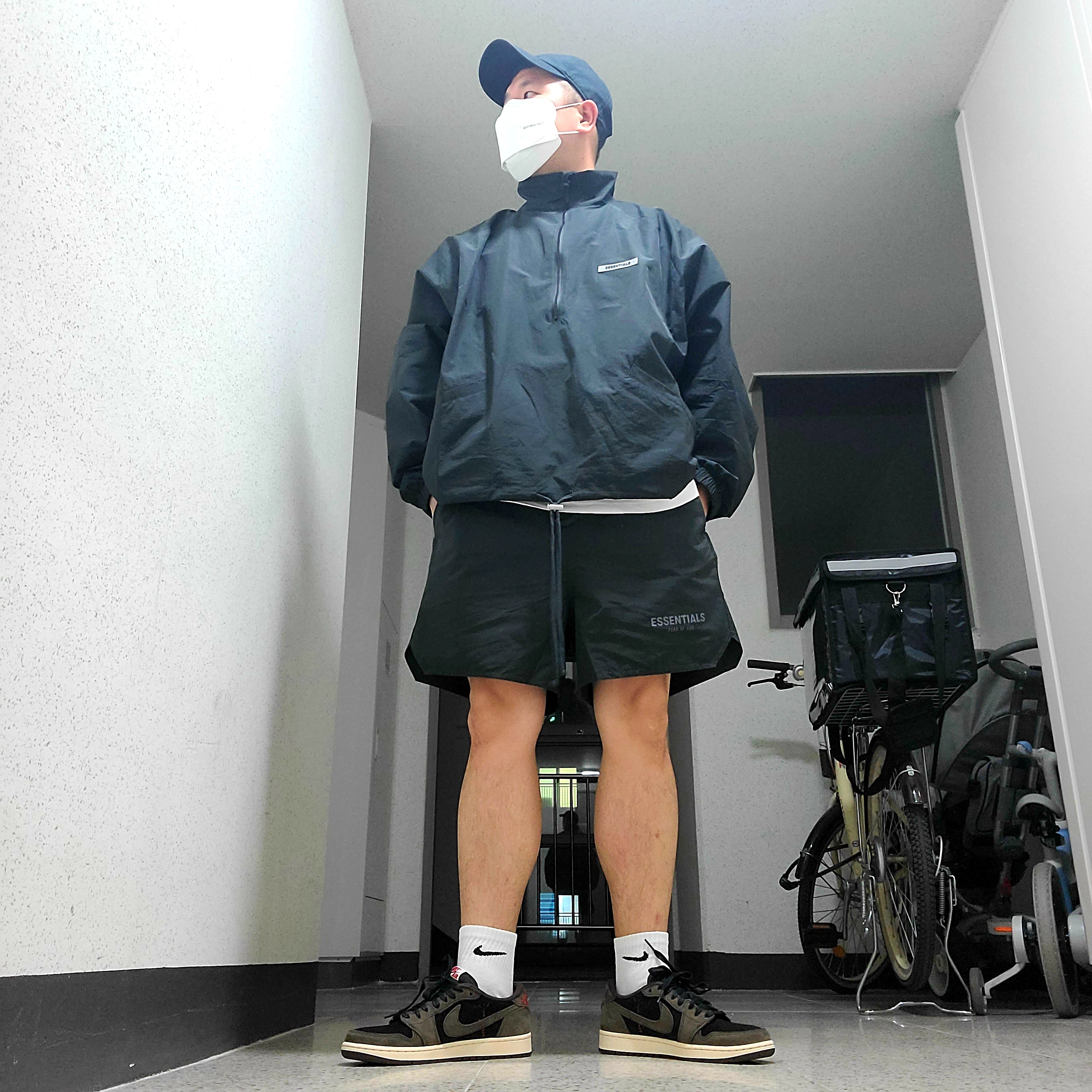 Jordan 1 x Travis Scott Retro Low OG SP Mocha, Essentials Track Jacket Black - 20FW 착용 스타일