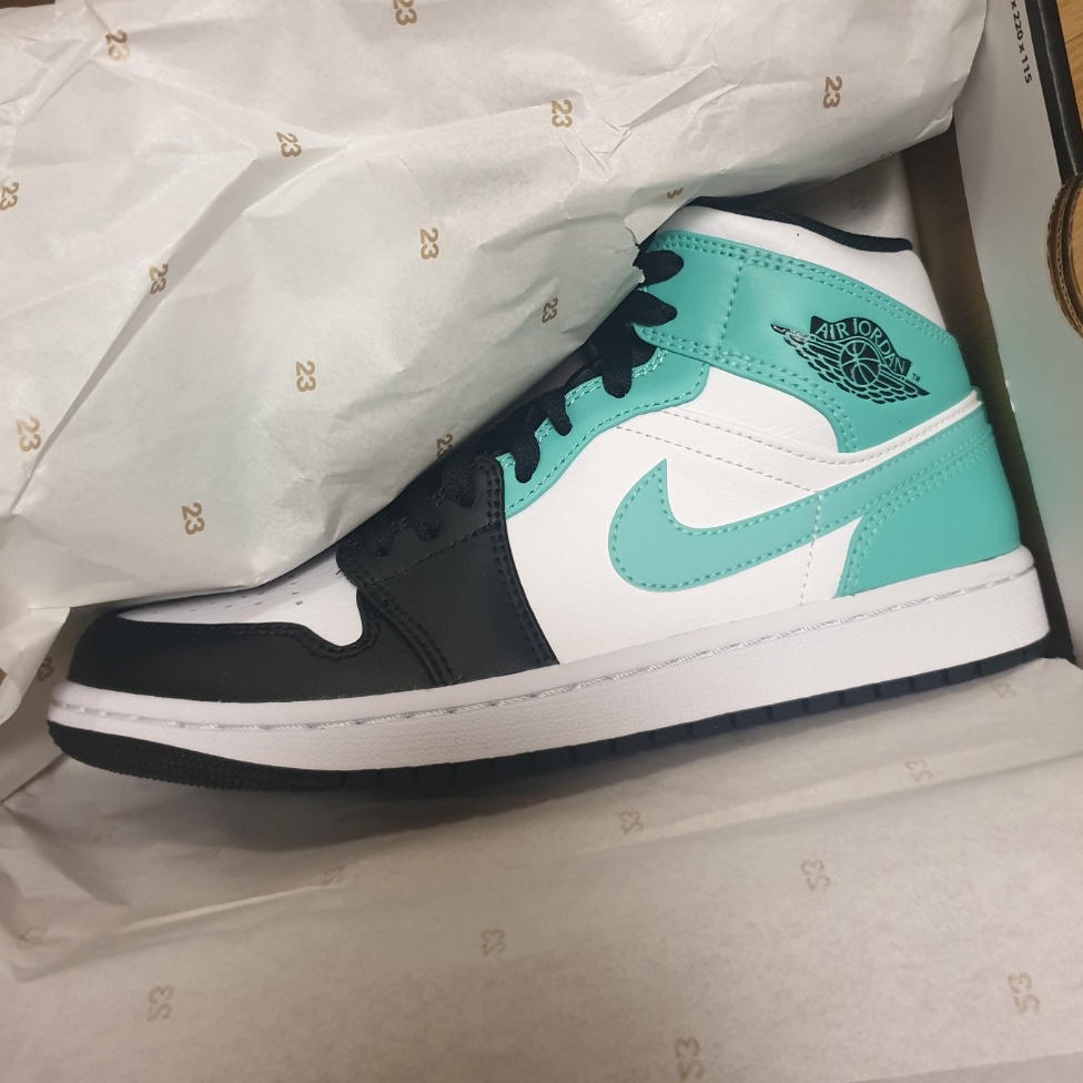 Jordan 1 Mid Tropical Twist 착용 스타일