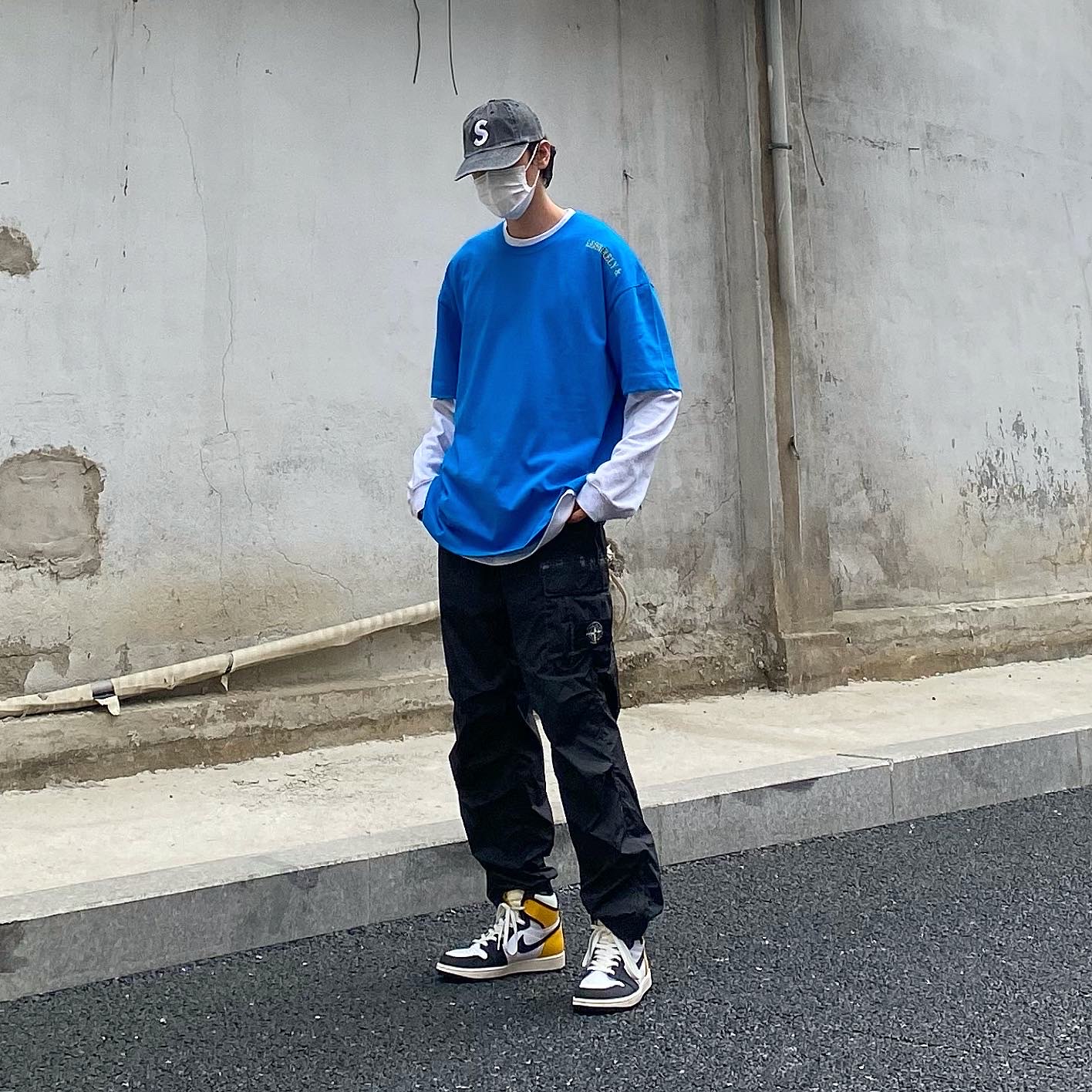 Jordan 1 Retro High OG Volt Gold, Supreme x Stone Island Painted Camo Nylon Cargo Pants Black - 20FW 착용 스타일 - 1