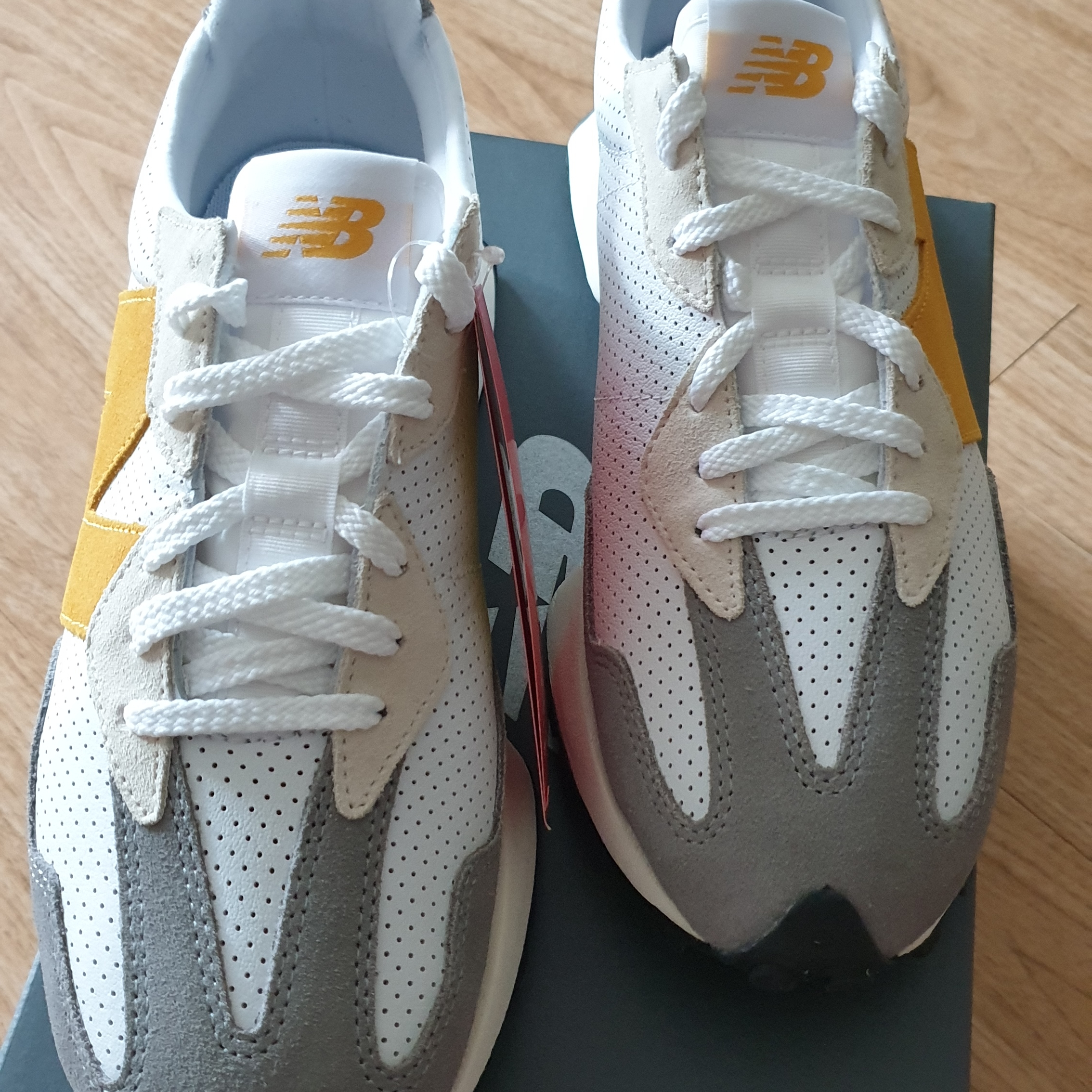 New Balance 327 Grey Yellow - JD Sports Exclusive 착용 스타일 - 4
