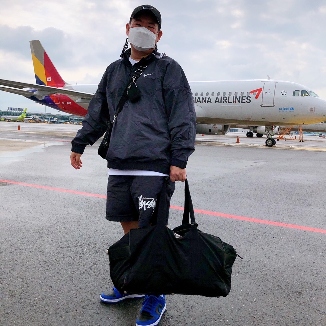 Nike x Stussy Water Shorts Off Noir, Nike x Stussy Windrunner Jacket Off Noir 착용 스타일
