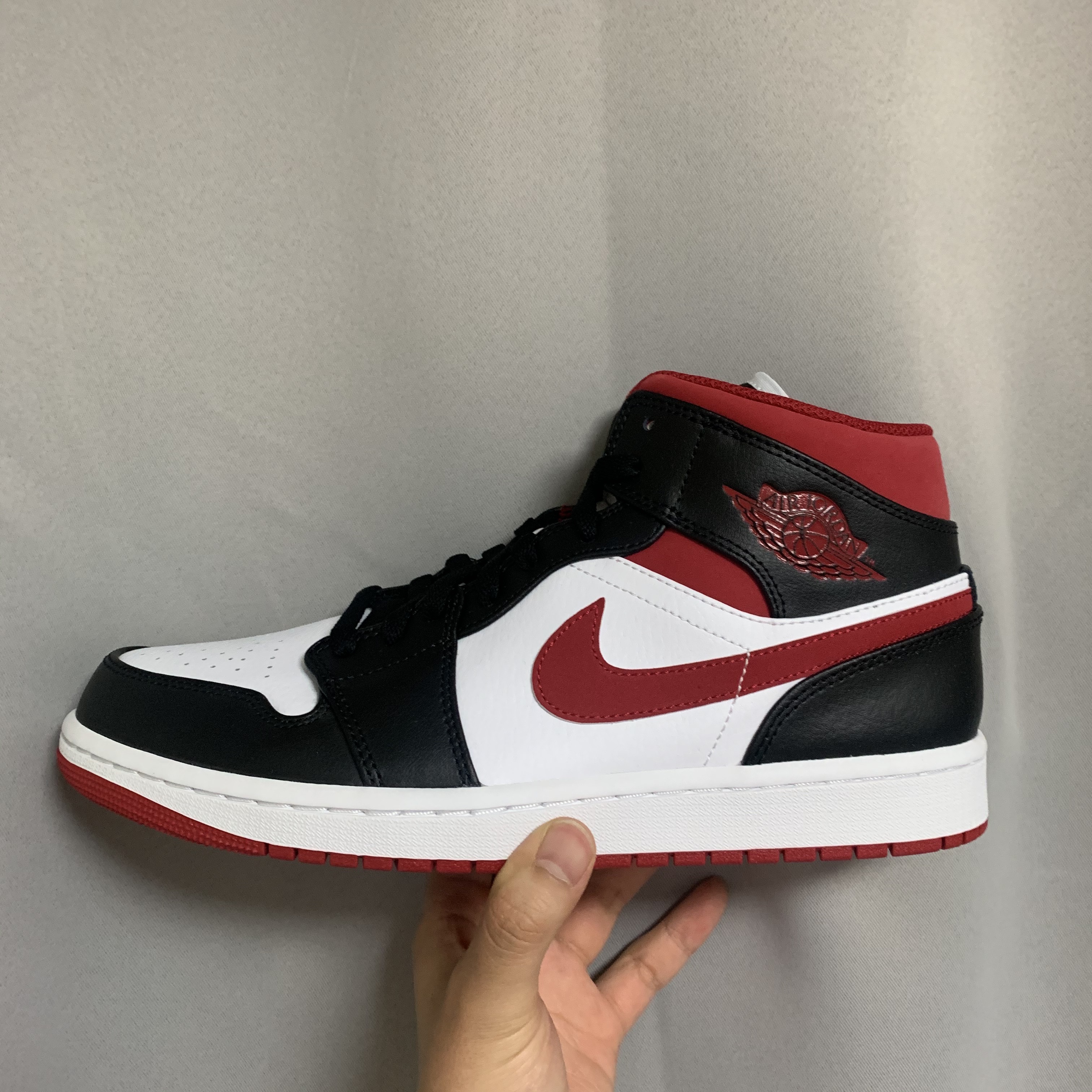 Jordan 1 Mid Gym Red Black White 착용 스타일 - 2
