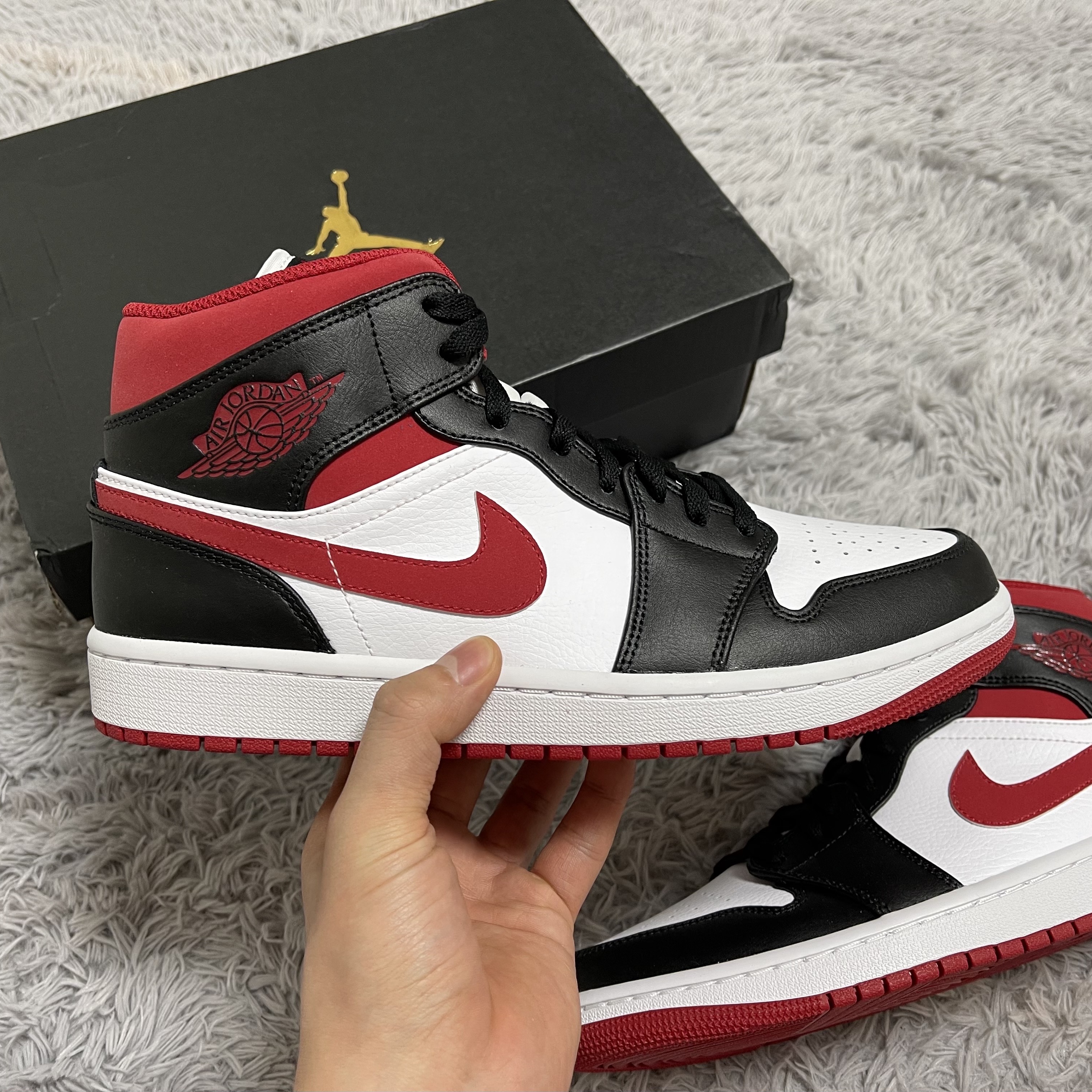Jordan 1 Mid Gym Red Black White 착용 스타일 - 2