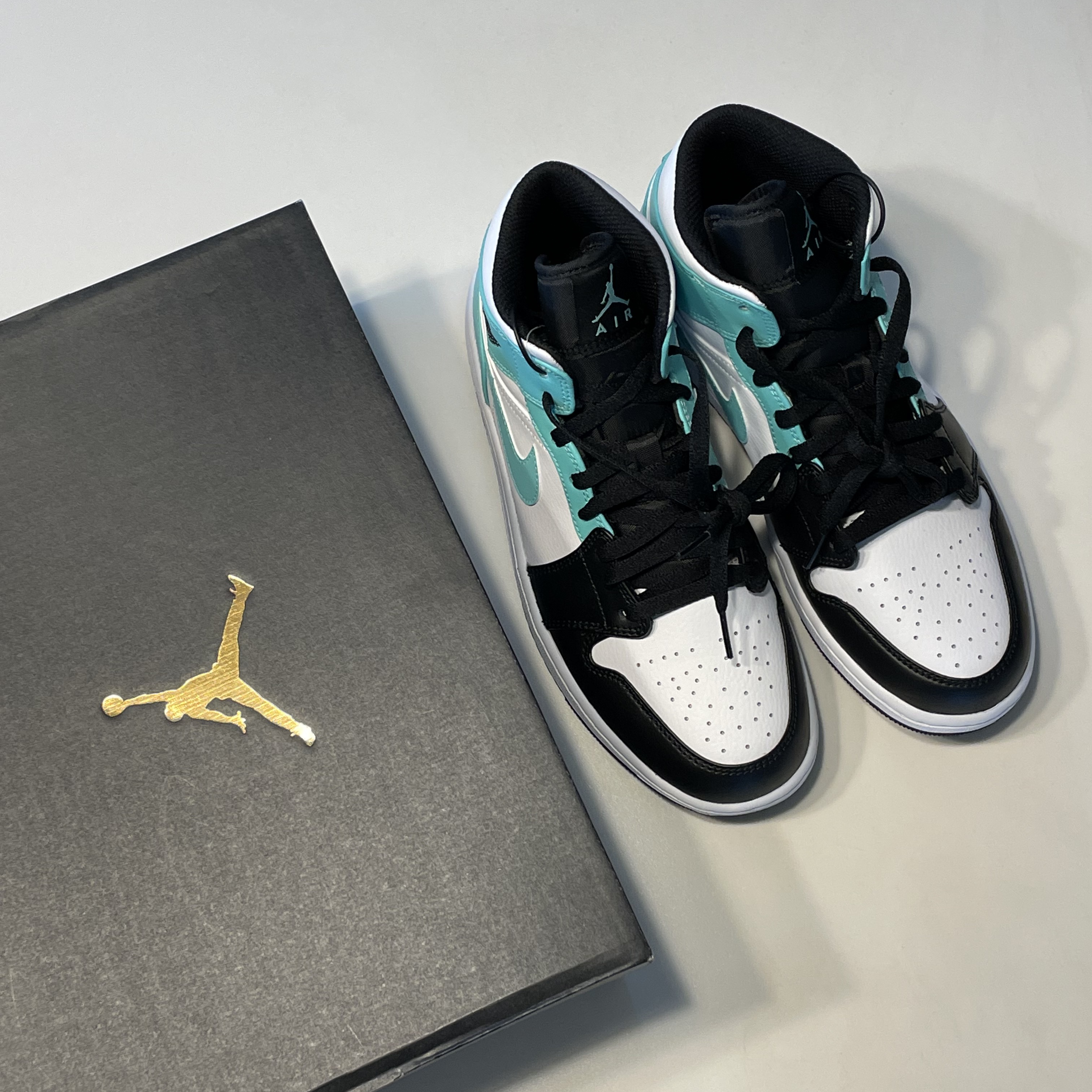 Jordan 1 Mid Tropical Twist 착용 스타일