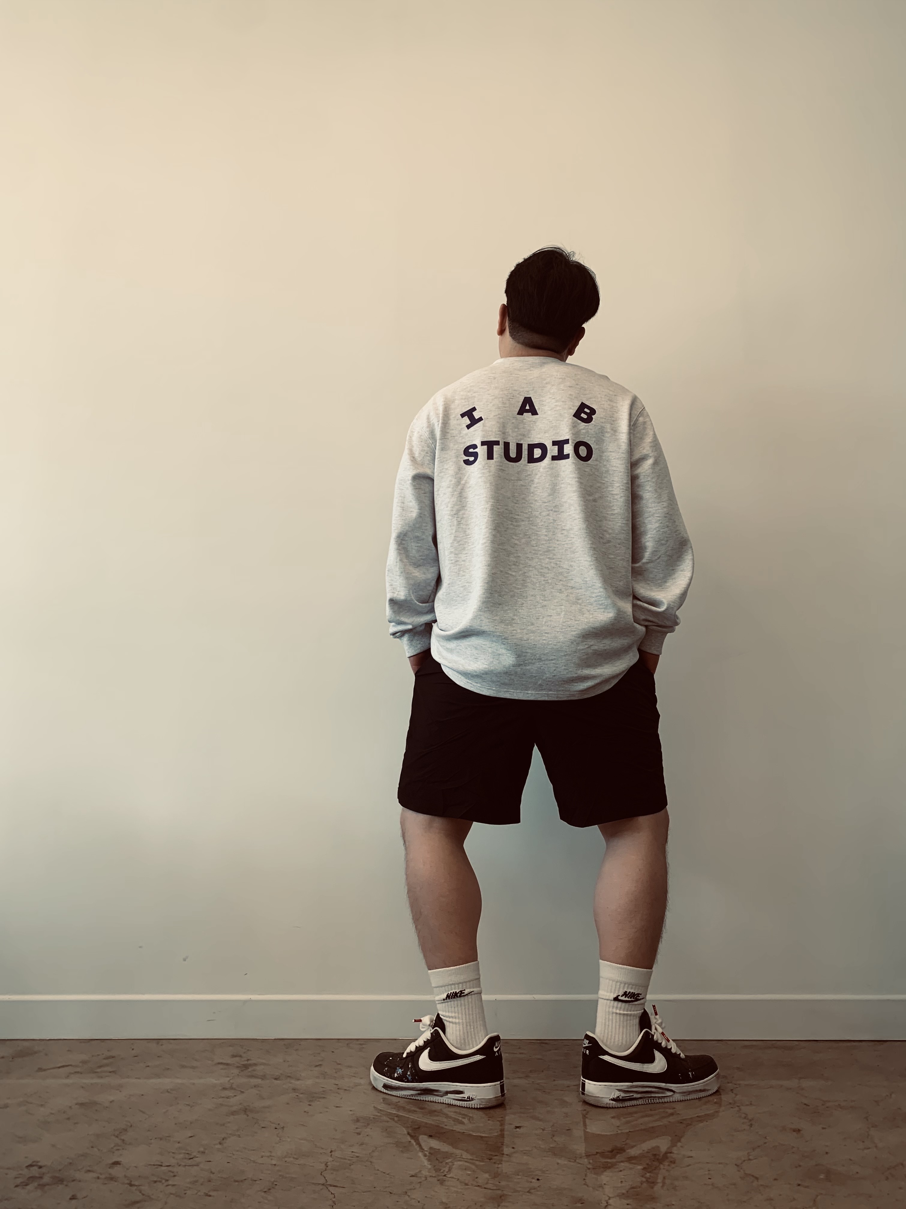 Nike x Peaceminusone Air Force 1 Low Para-Noise, IAB Studio Woven Shorts Black 착용 스타일