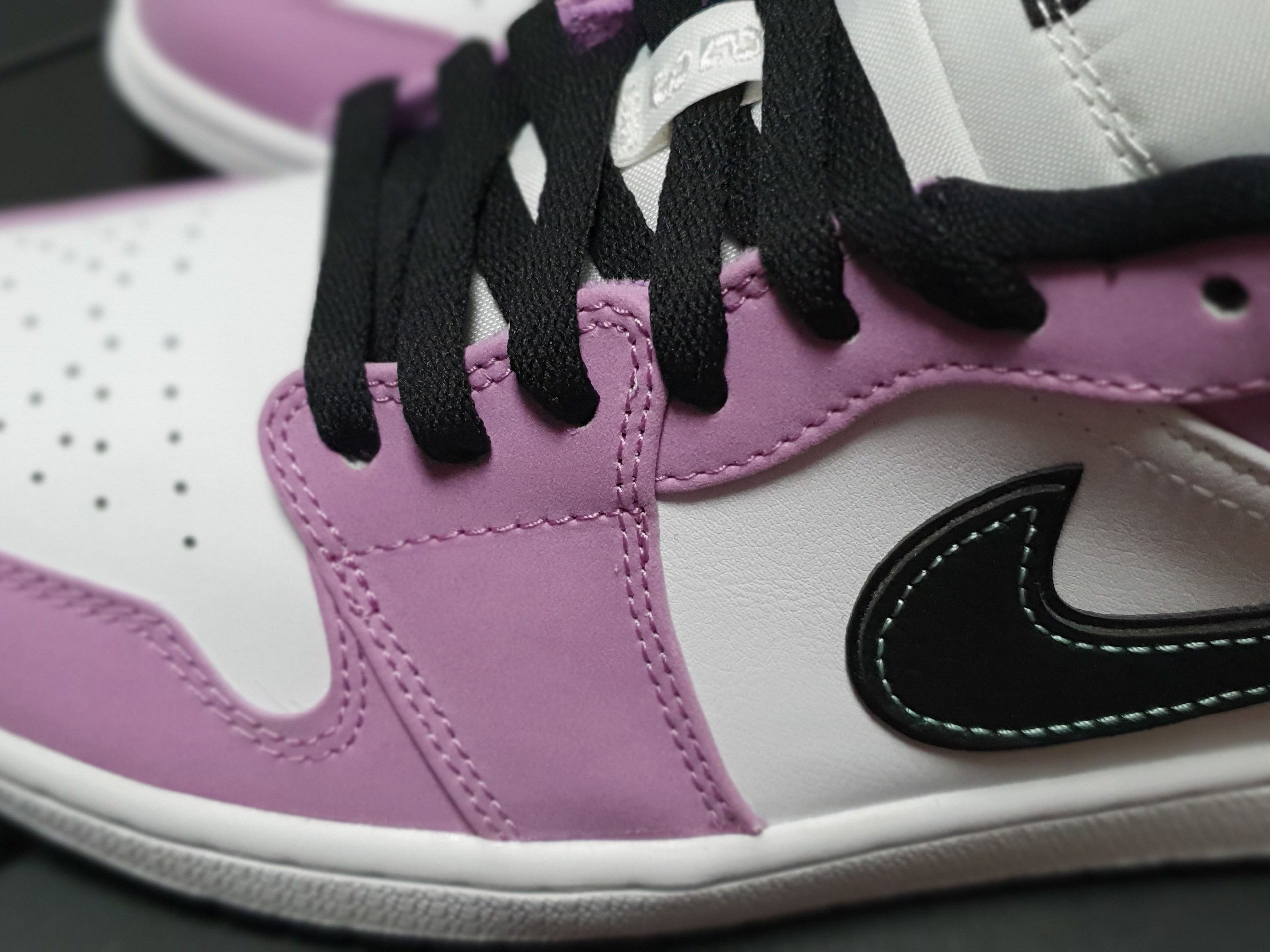 Jordan 1 Low SE Violet Shock 착용 스타일 - 2