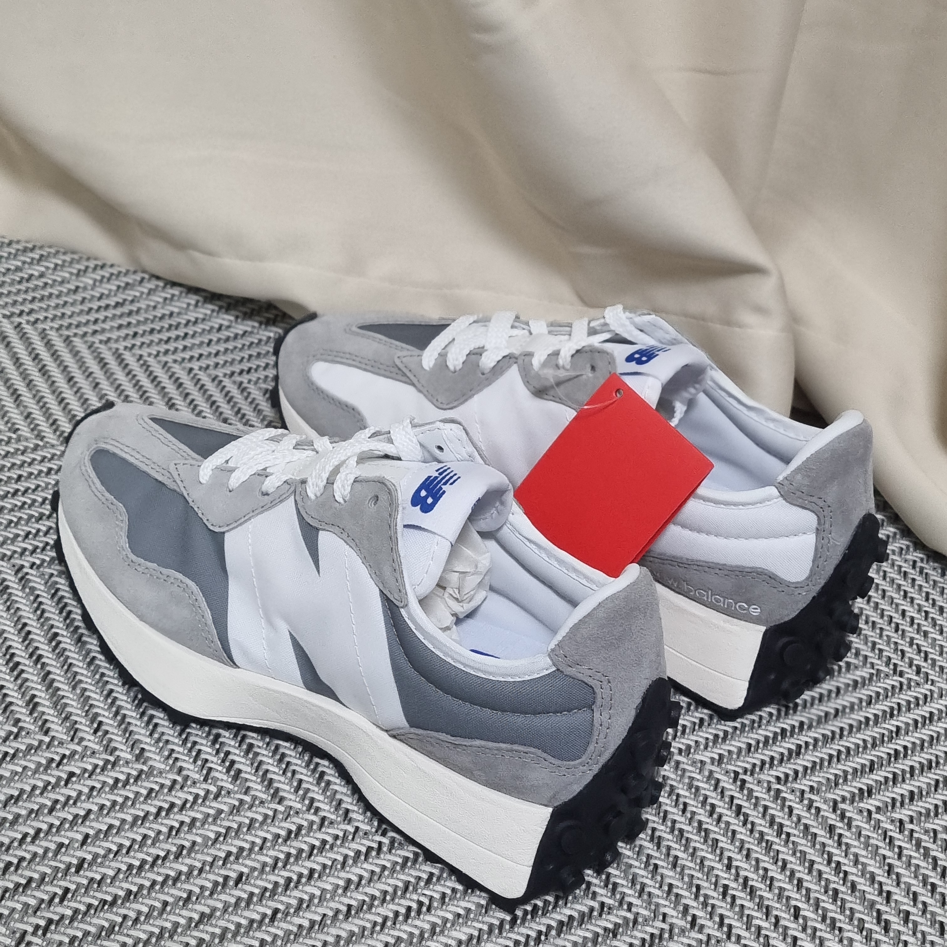 New Balance 327 Grey 착용 스타일