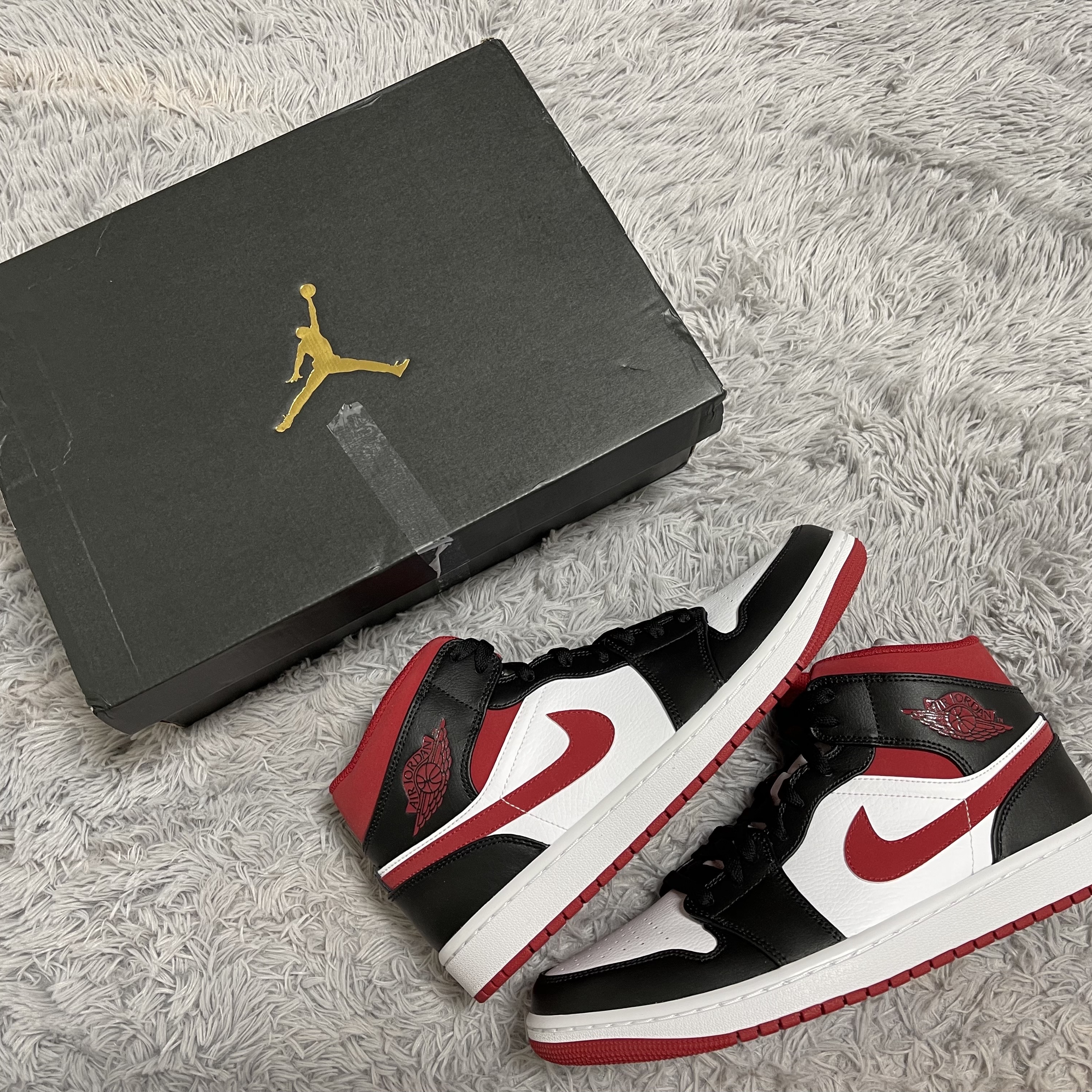 Jordan 1 Mid Gym Red Black White 착용 스타일 - 1