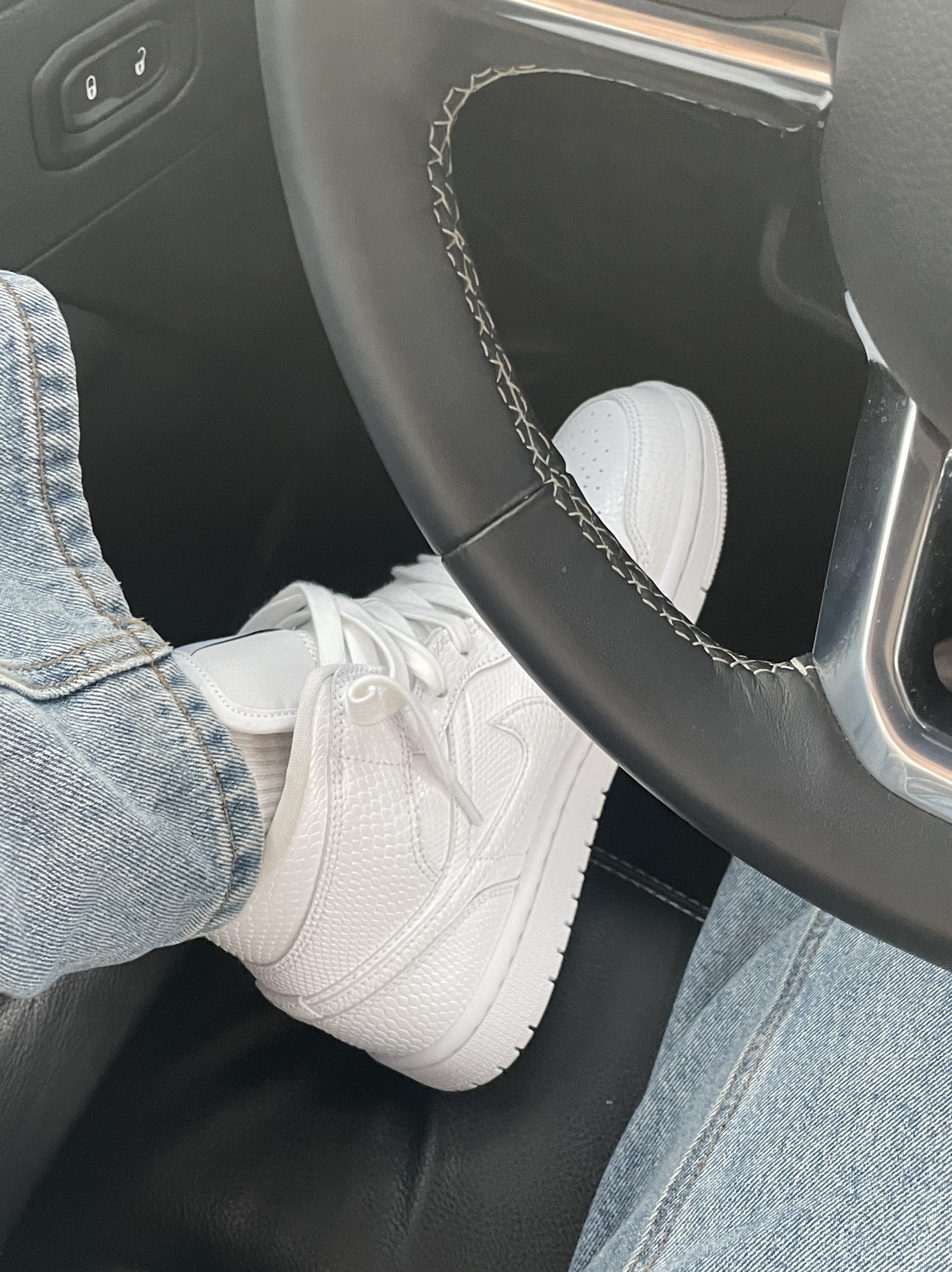 Jordan 1 Mid Triple White 착용 스타일 - 2