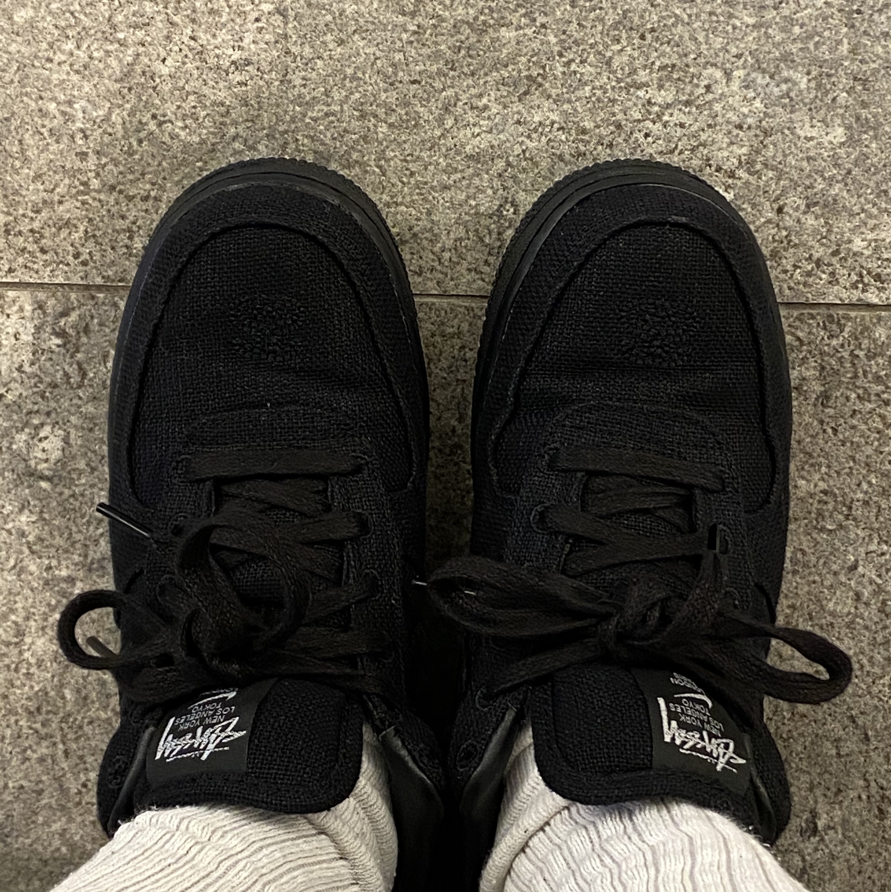 Nike x Stussy Air Force 1 Low Triple Black 착용 스타일 - 1
