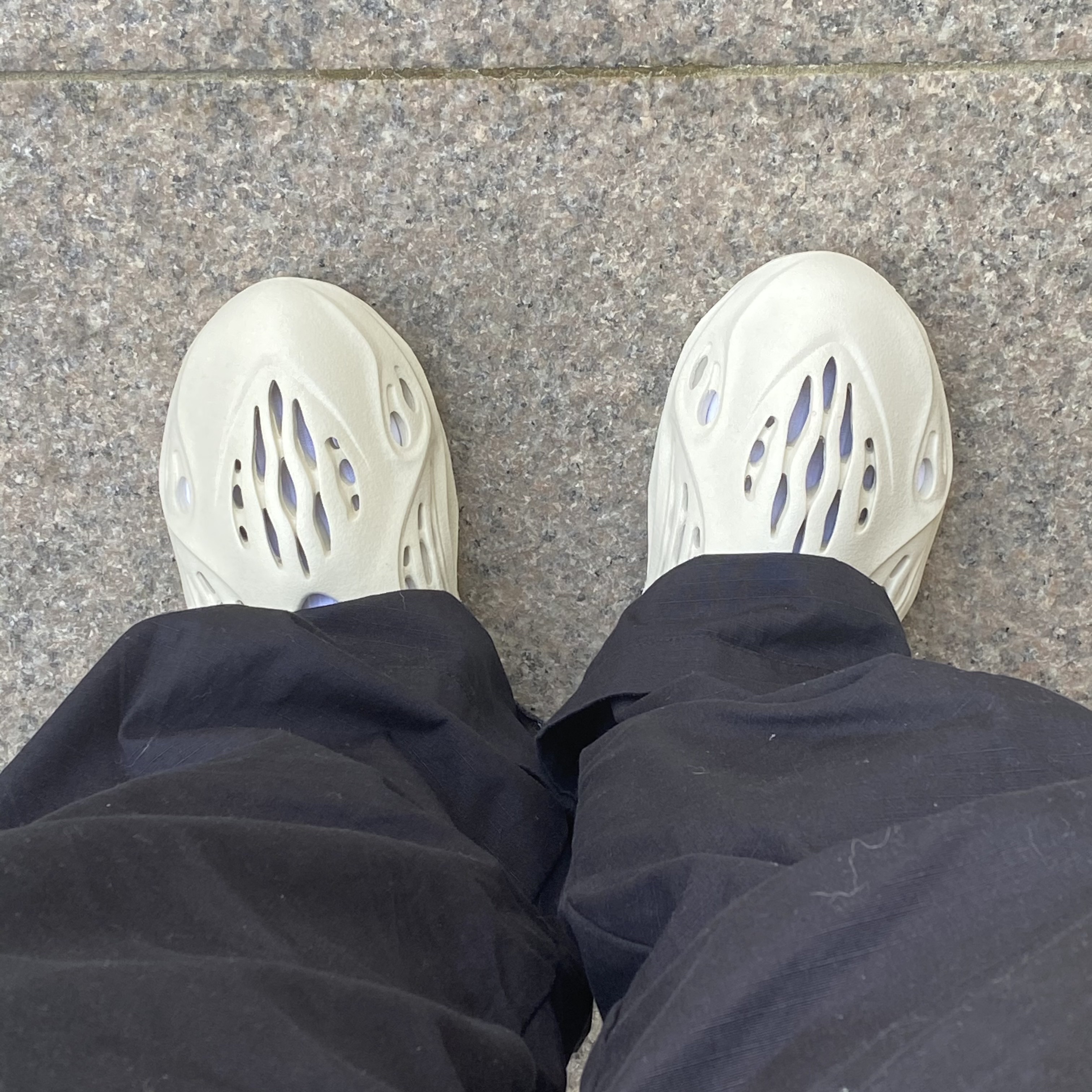 Adidas Yeezy Foam RNNR Sand 착용 스타일 - 1
