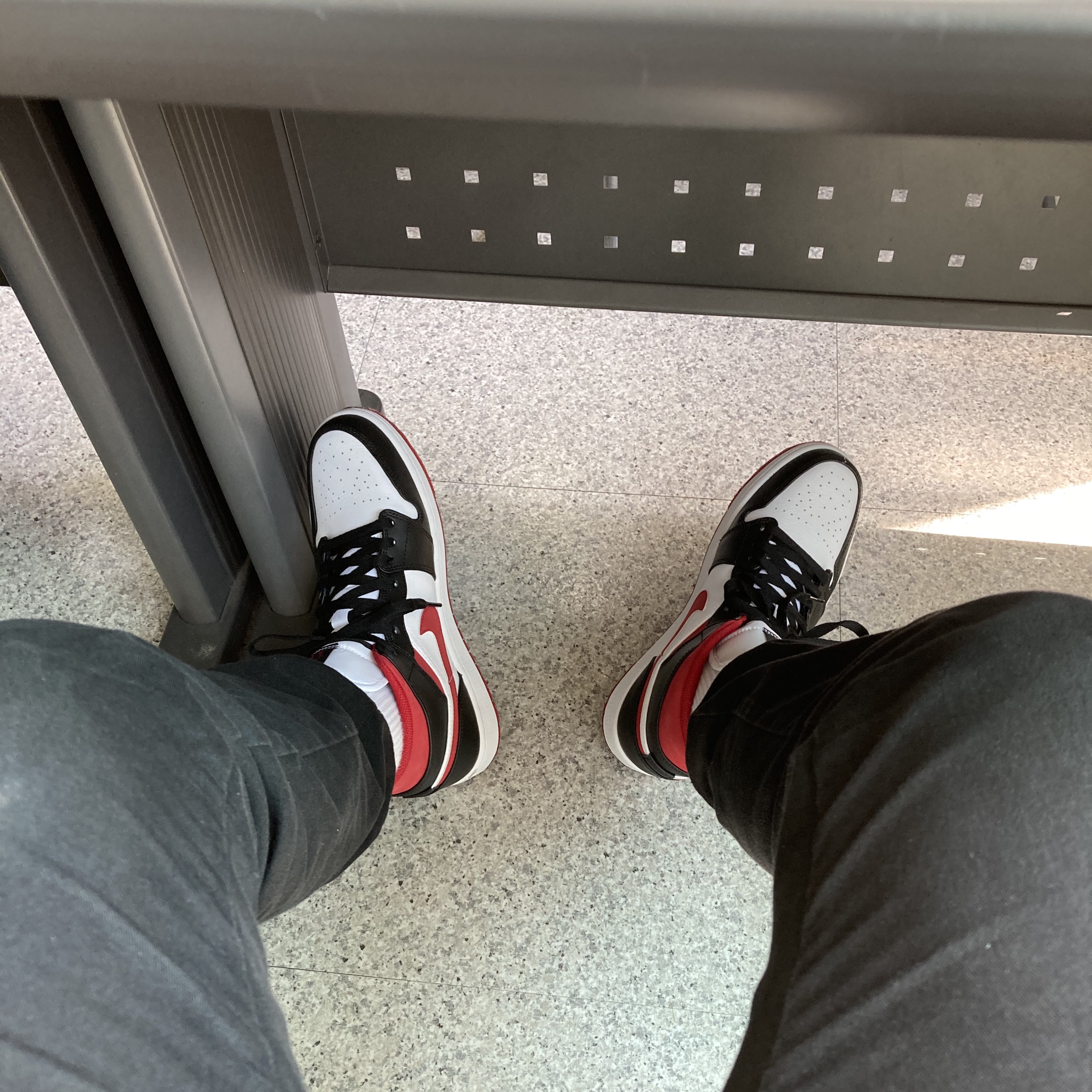 Jordan 1 Mid Gym Red Black White 착용 스타일