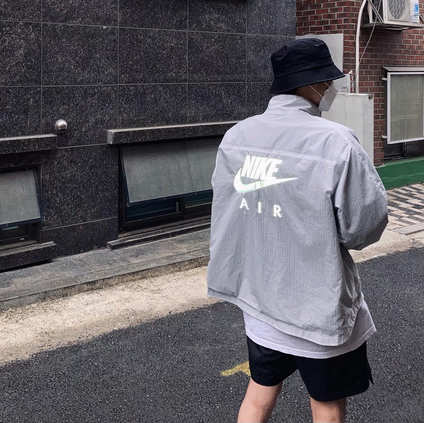 Jordan 1 Retro High OG Hyper Royal, Nike x Kim Jones Reversible Wind Breaker Navy - Asia 착용 스타일 - 2