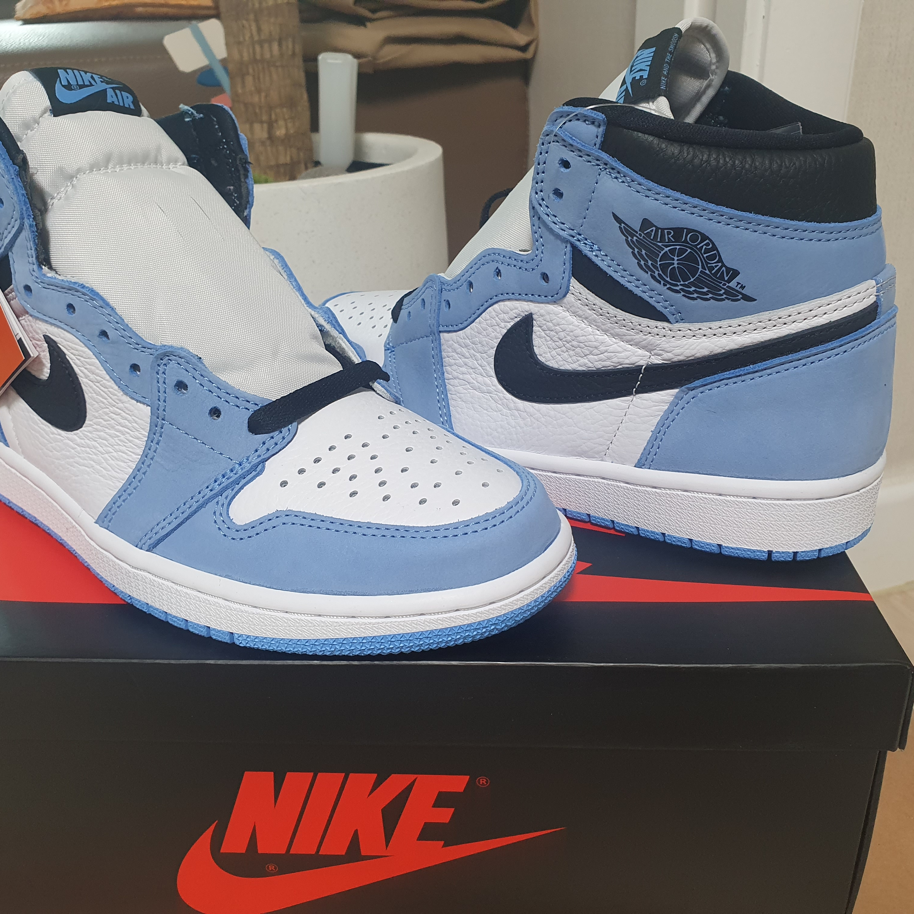 Jordan 1 Retro High OG University Blue 착용 스타일 - 2