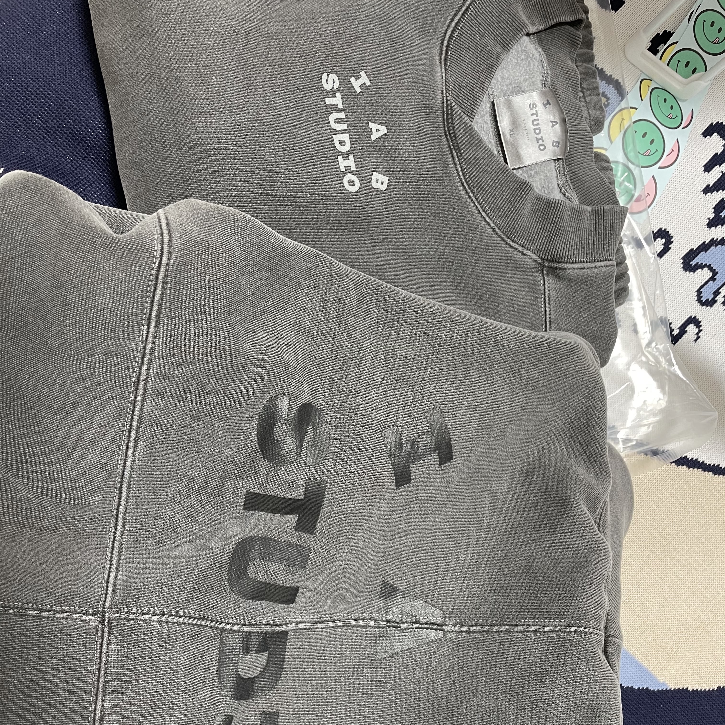 IAB Studio Pigment Crewneck Black, IAB Studio Blocked Pigment Hoodie Black 착용 스타일 - 1