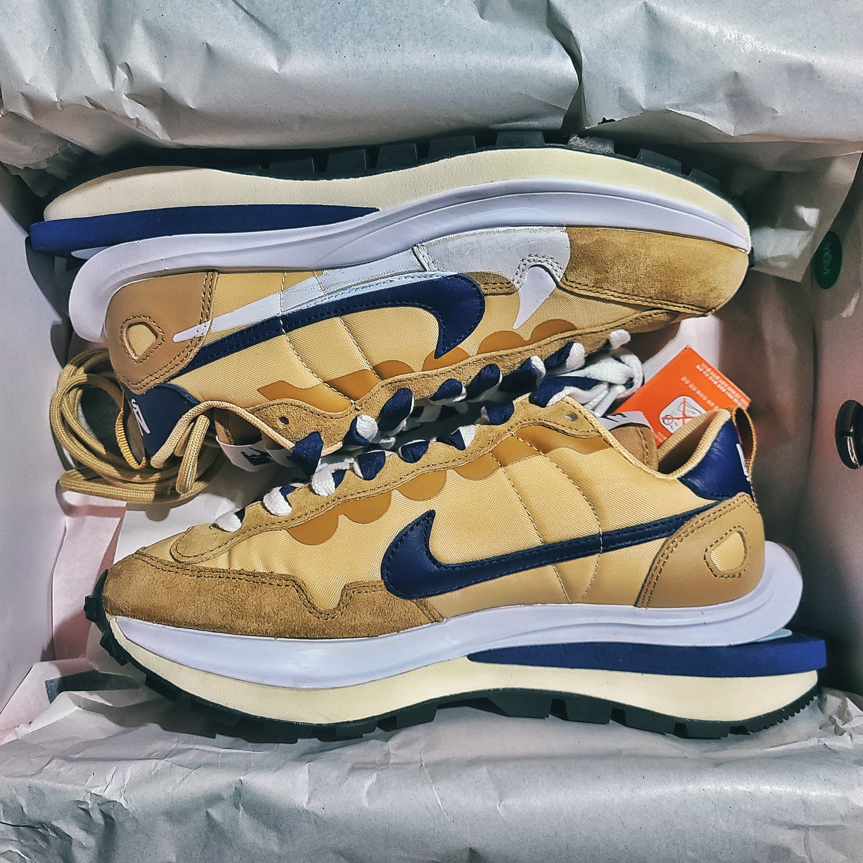 Nike x Sacai VaporWaffle Sesame and Blue Void 착용 스타일