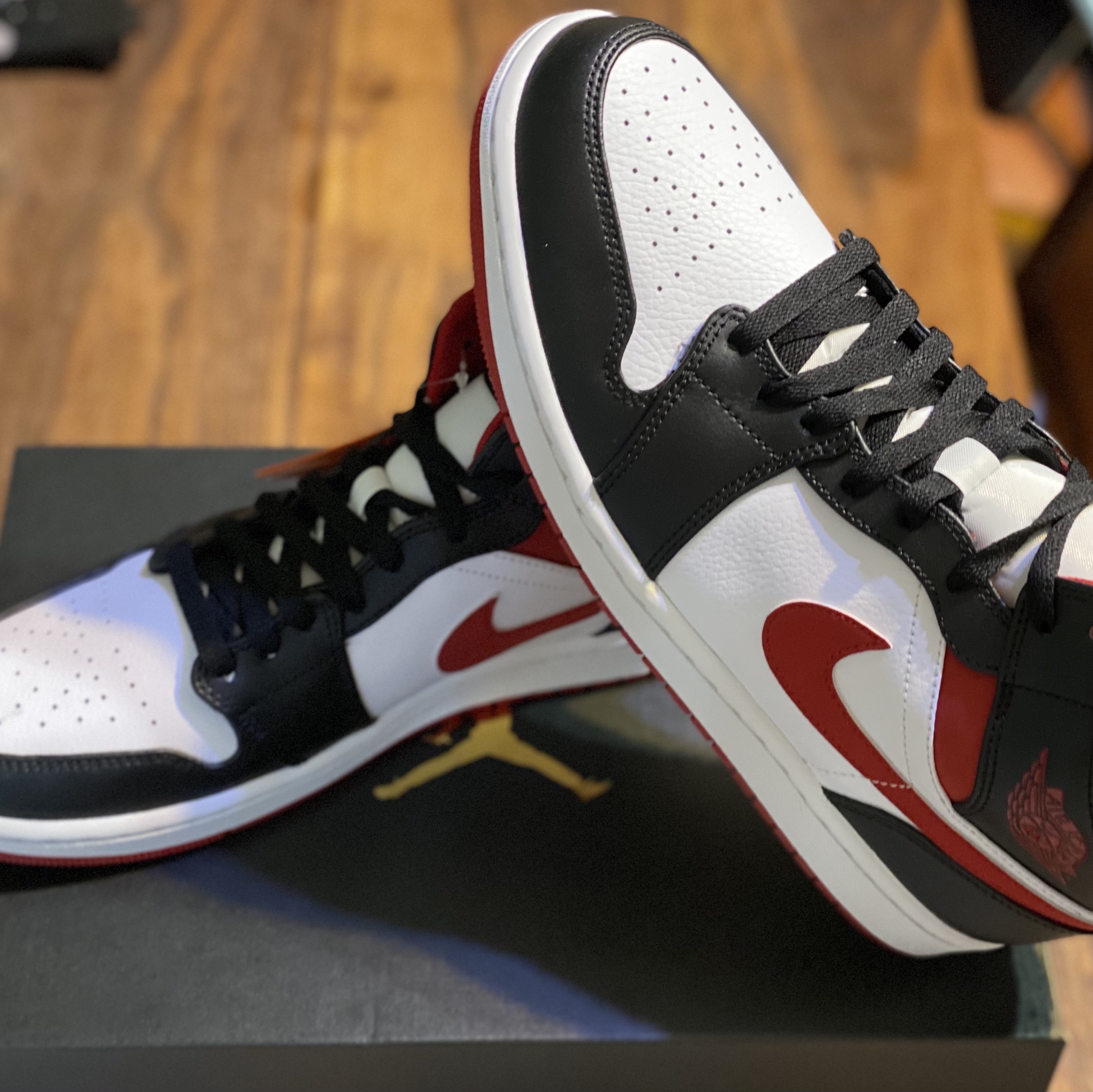 Jordan 1 Mid Gym Red Black White 착용 스타일 - 2