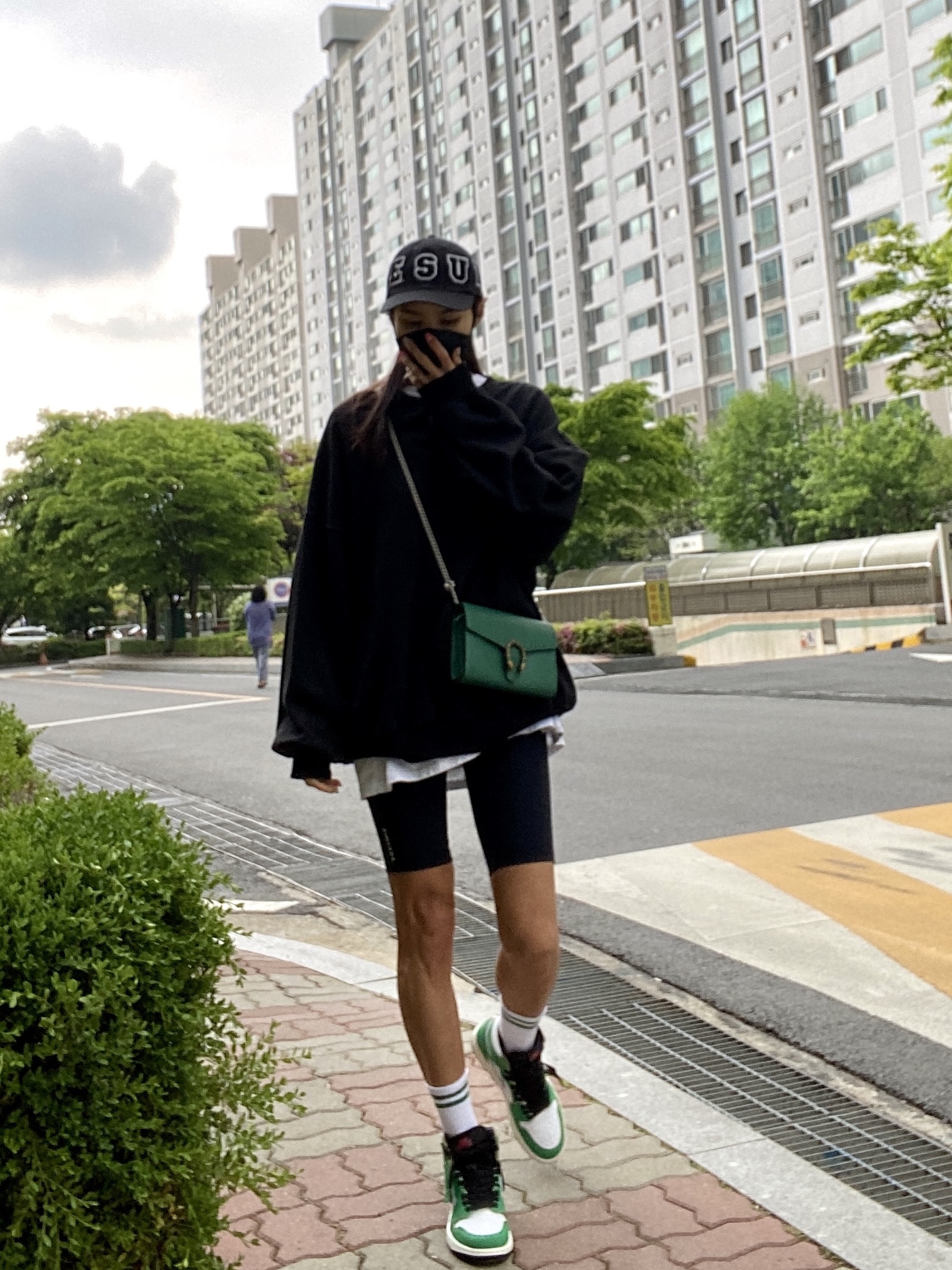 (W) Jordan 1 Retro High OG Lucky Green, Supreme Spellout 6-Panel Black - 21SS 착용 스타일 - 2
