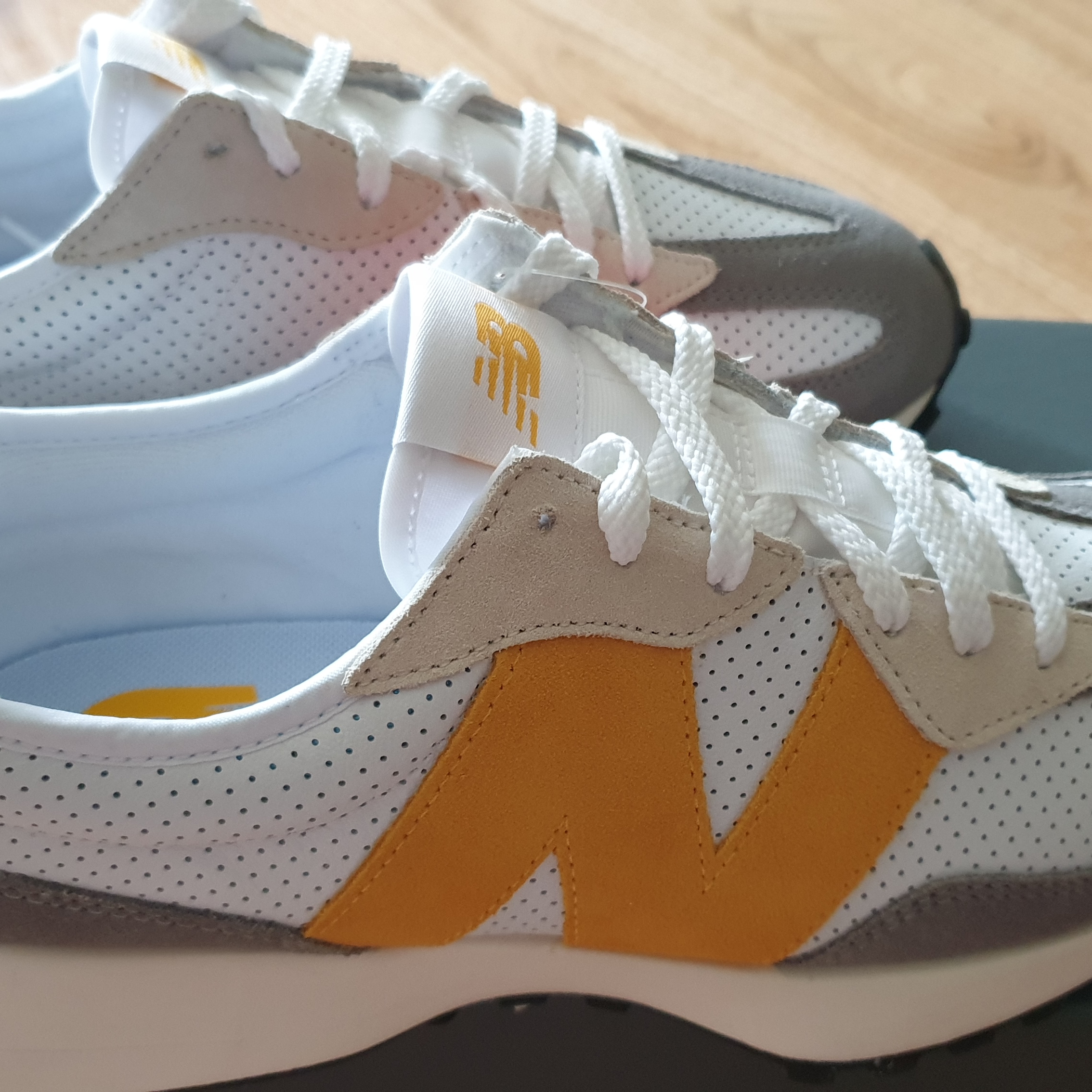 New Balance 327 Grey Yellow - JD Sports Exclusive 착용 스타일 - 2