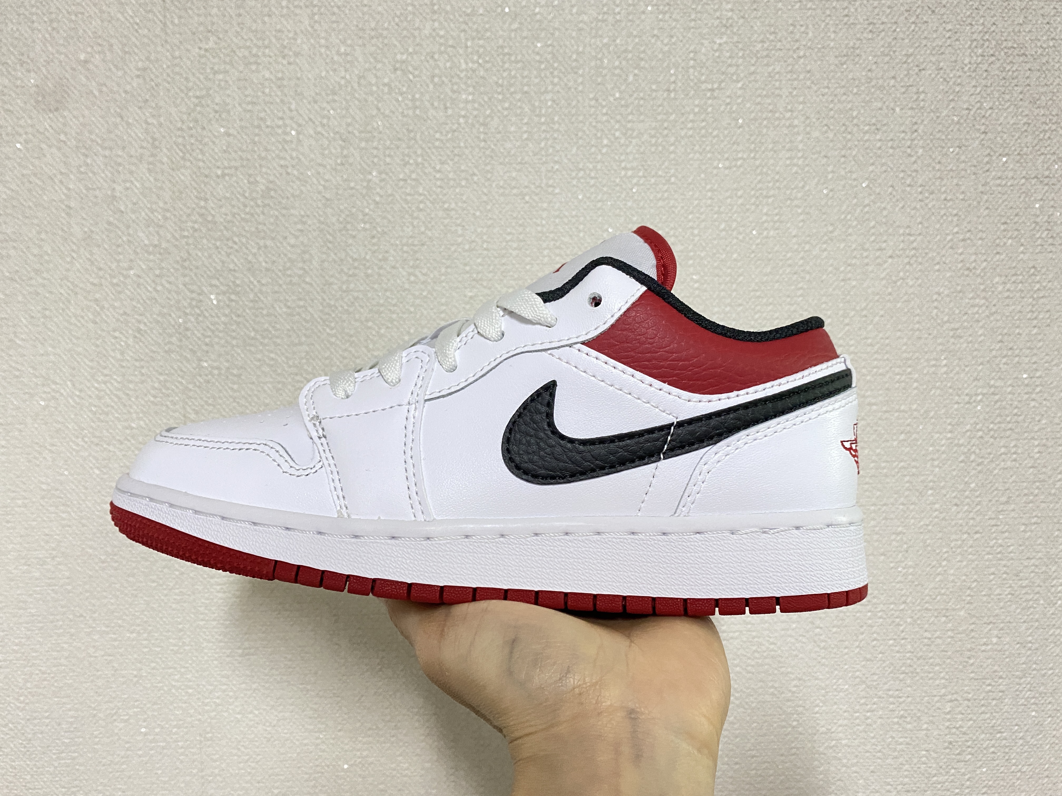 Jordan 1 Low White Red Black, (GS) Jordan 1 Low White Red Black 착용 스타일