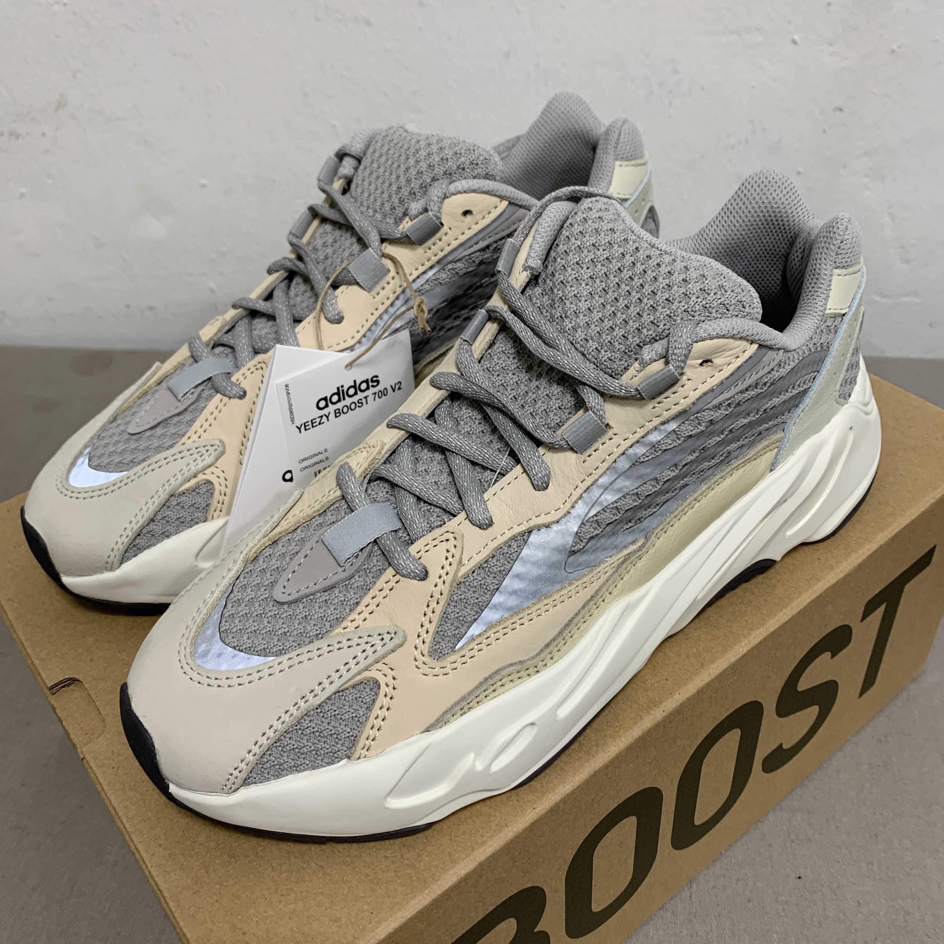 Adidas Yeezy Boost 700 V2 Cream 착용 스타일