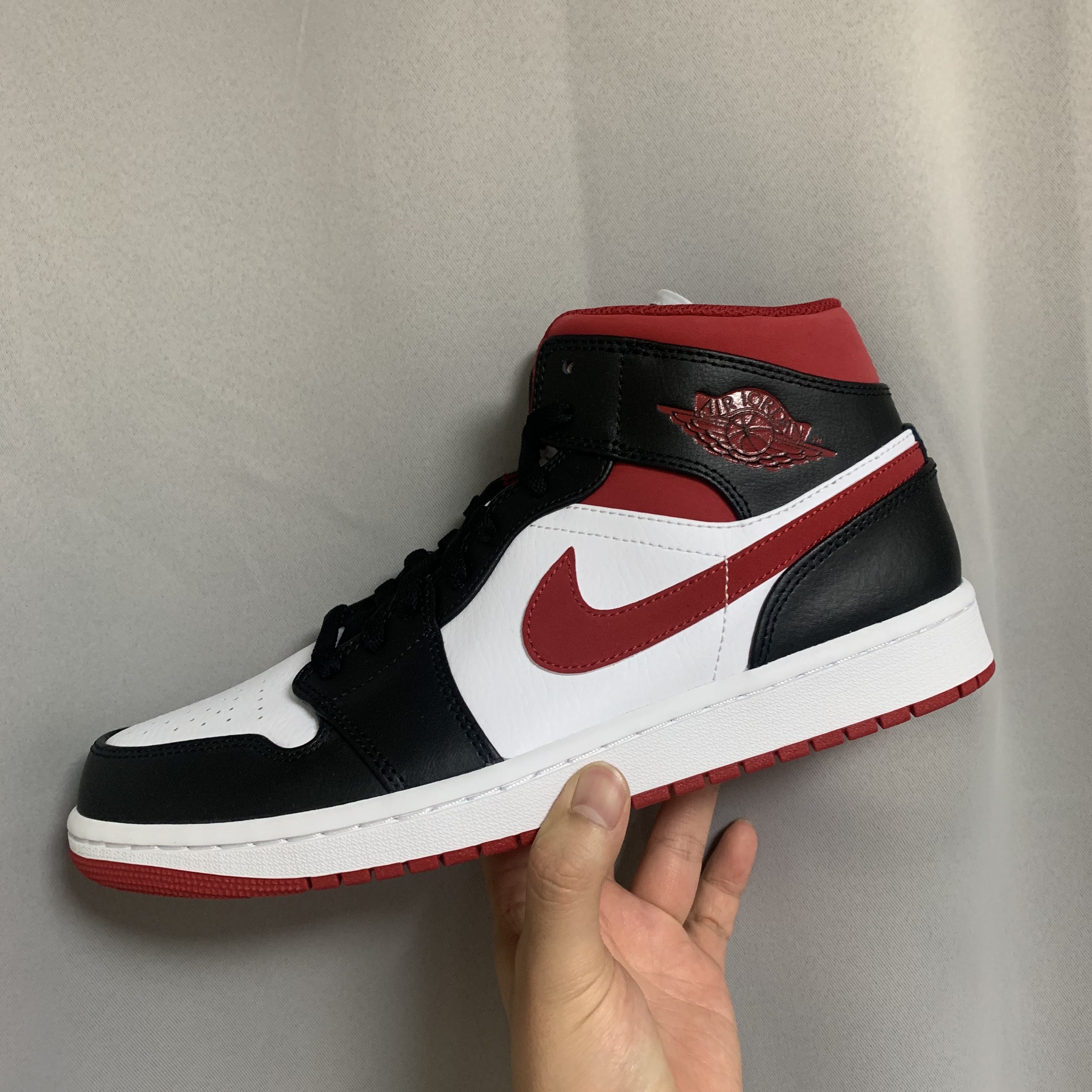 Jordan 1 Mid Gym Red Black White 착용 스타일 - 1