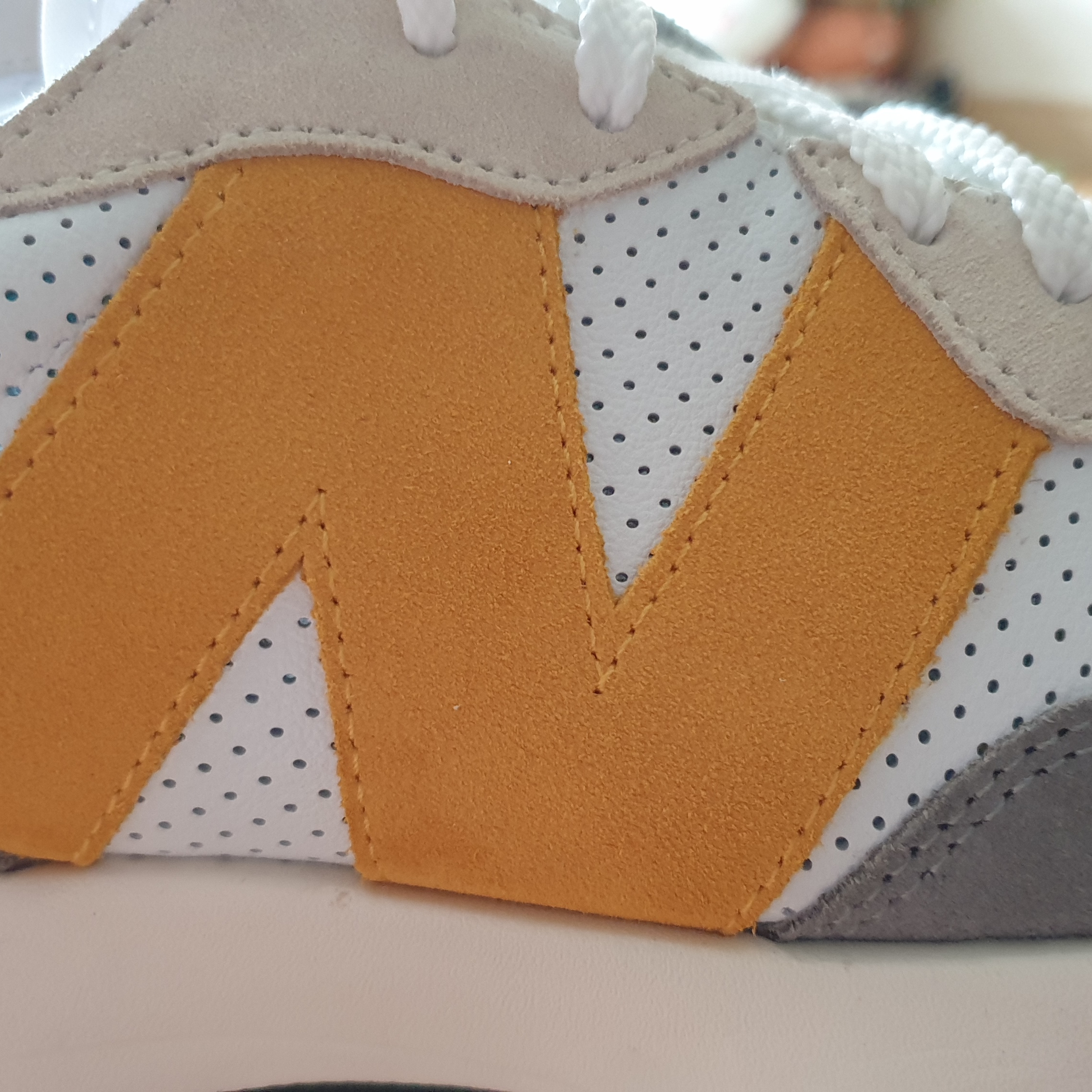New Balance 327 Grey Yellow - JD Sports Exclusive 착용 스타일 - 1