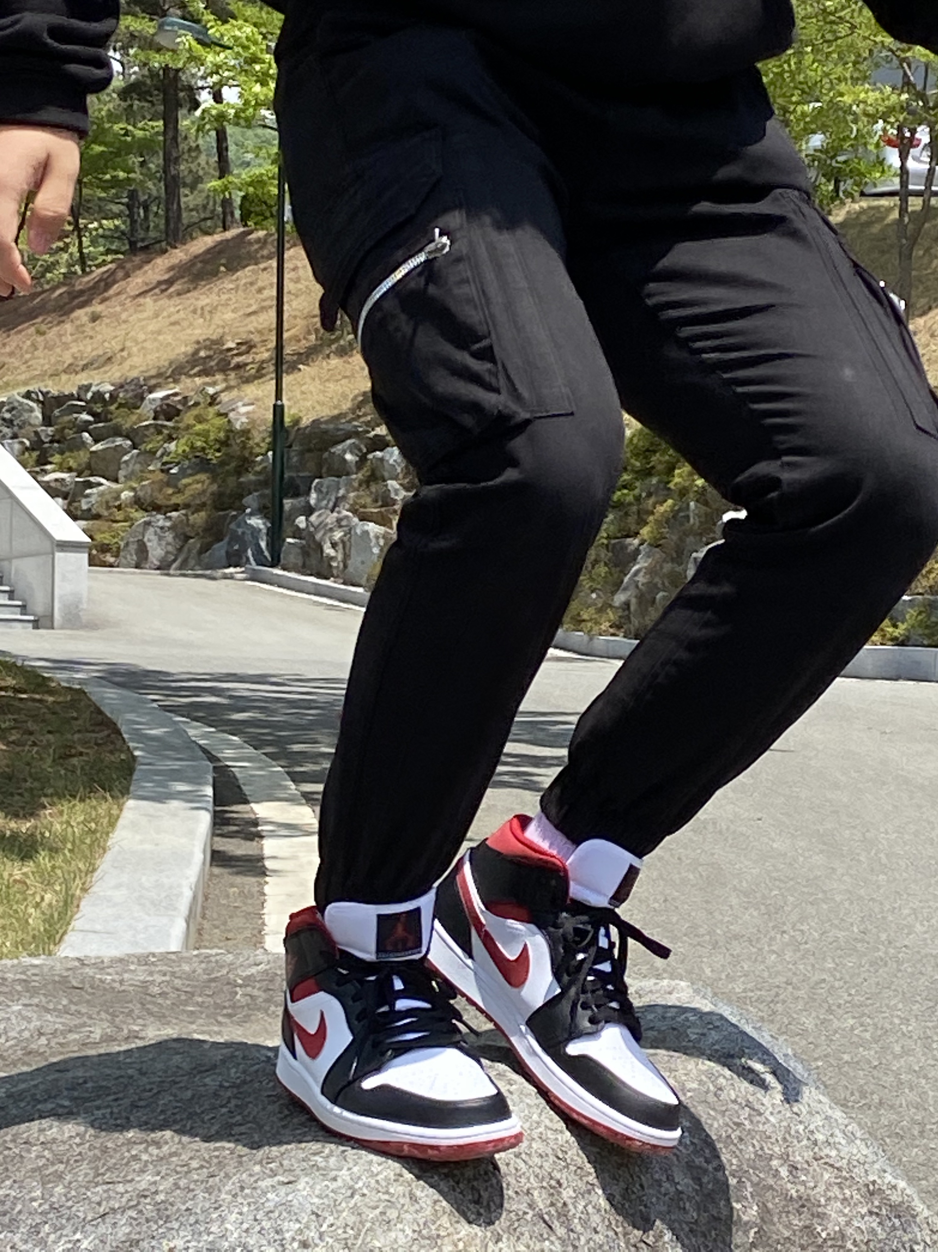 Jordan 1 Mid Gym Red Black White 착용 스타일 - 1