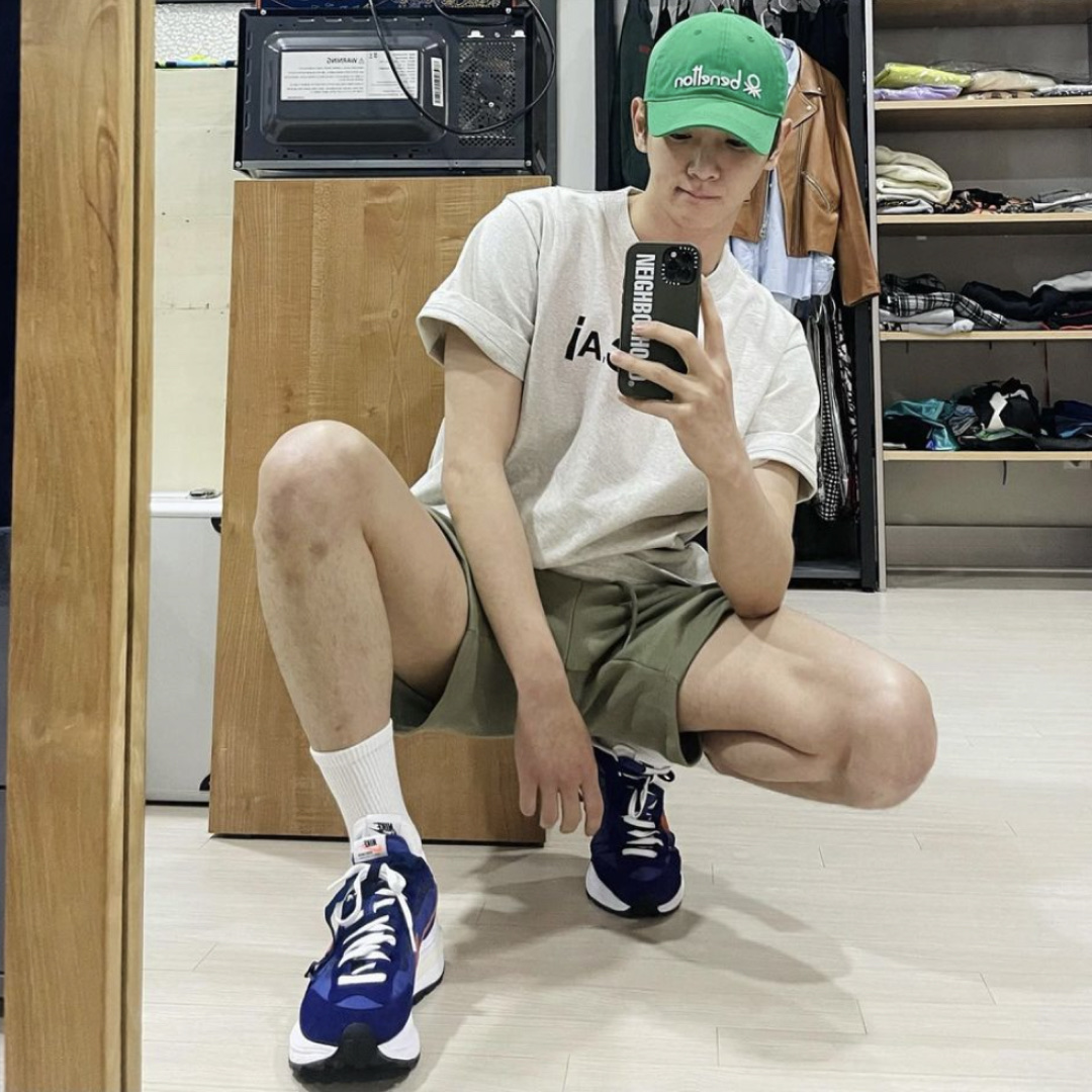 Nike x Sacai VaporWaffle Dark Iris 착용 스타일 - 2