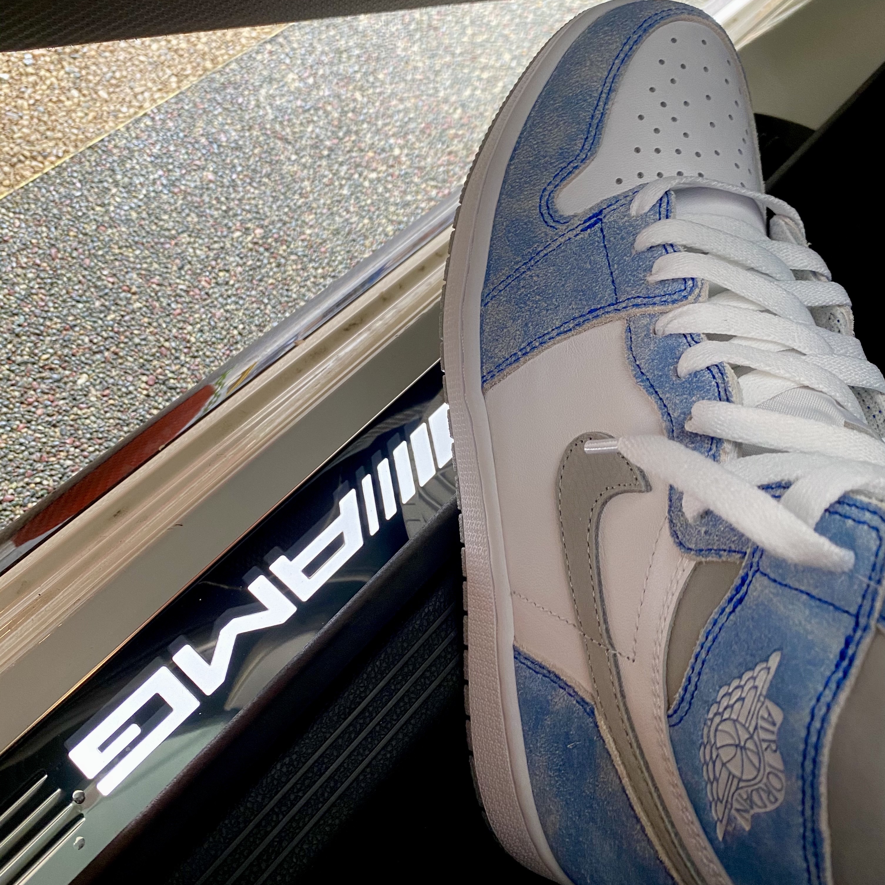 Jordan 1 Retro High OG Hyper Royal 착용 스타일