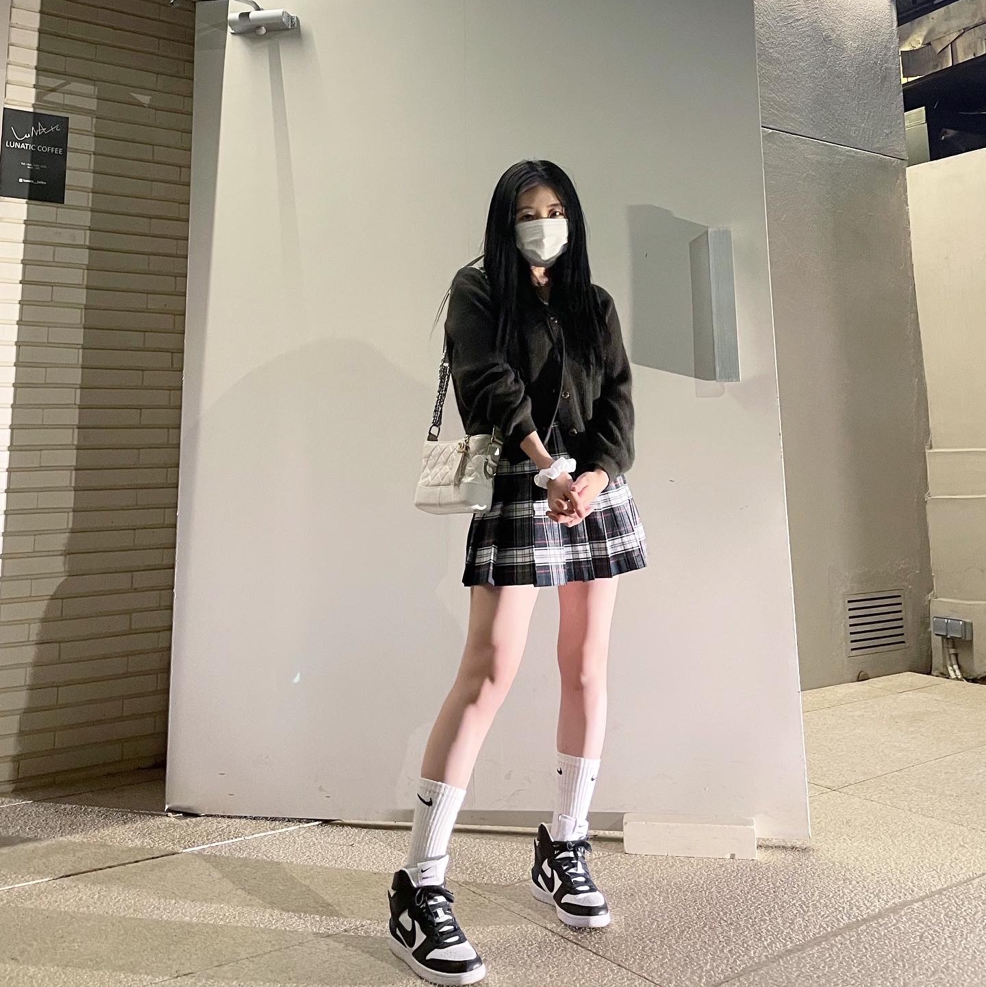 Nike x Ambush Dunk High Black, Chanel Gabrielle Small Hobo Bag Aged Calfskin & Gold Black 착용 스타일