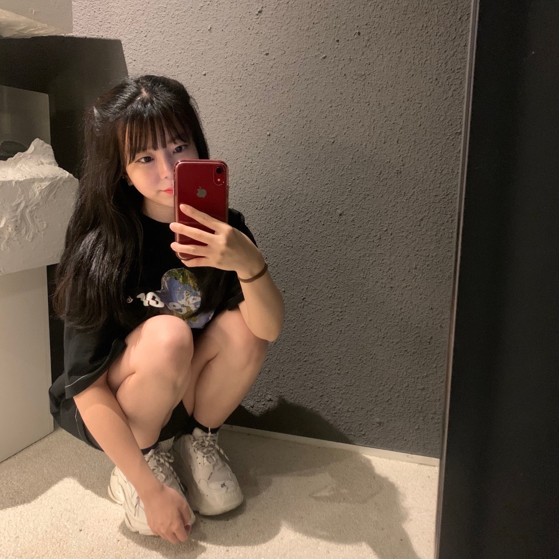 Balenciaga Allover Logo Triple S Sneakers White Black 착용 스타일 - 1