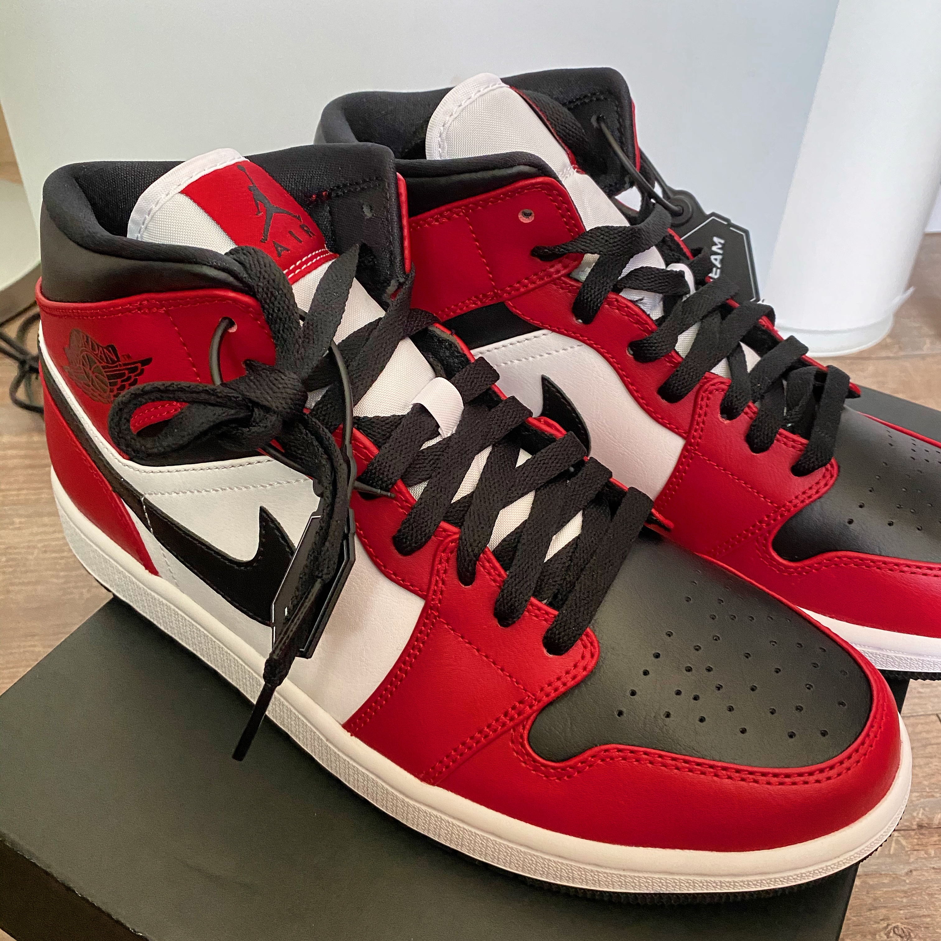Jordan 1 Mid Chicago Black Toe 착용 스타일